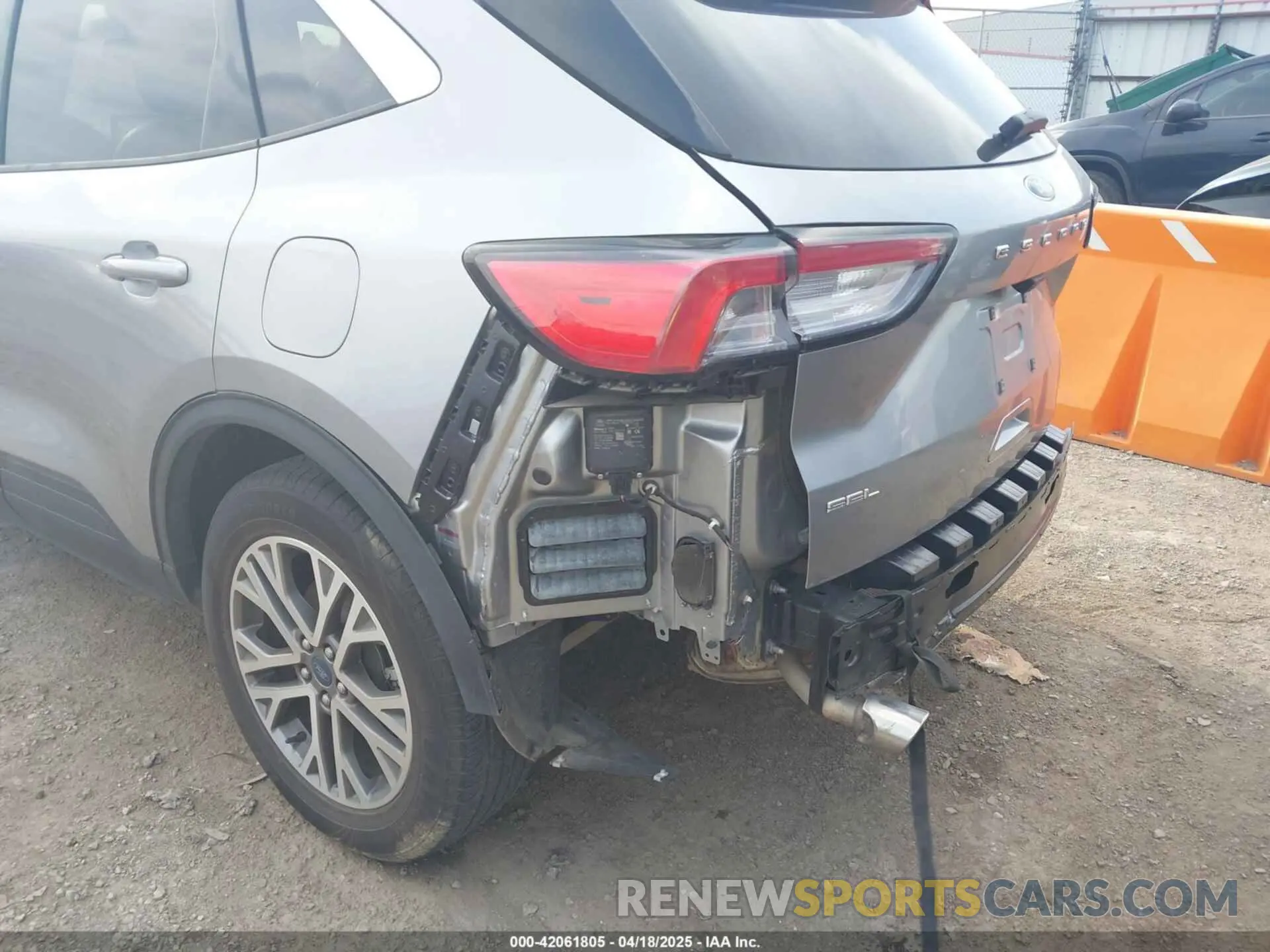 21 Photograph of a damaged car 1FMCU0H62NUA17825 FORD ESCAPE 2022
