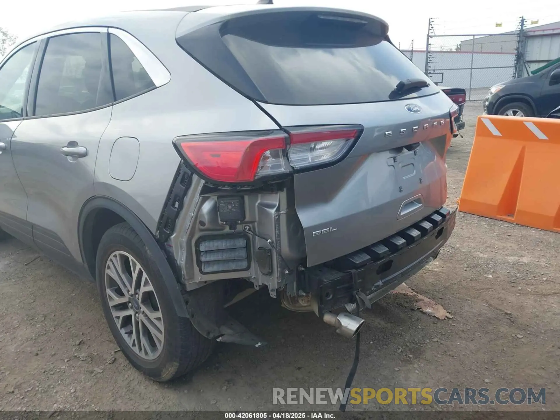 22 Photograph of a damaged car 1FMCU0H62NUA17825 FORD ESCAPE 2022