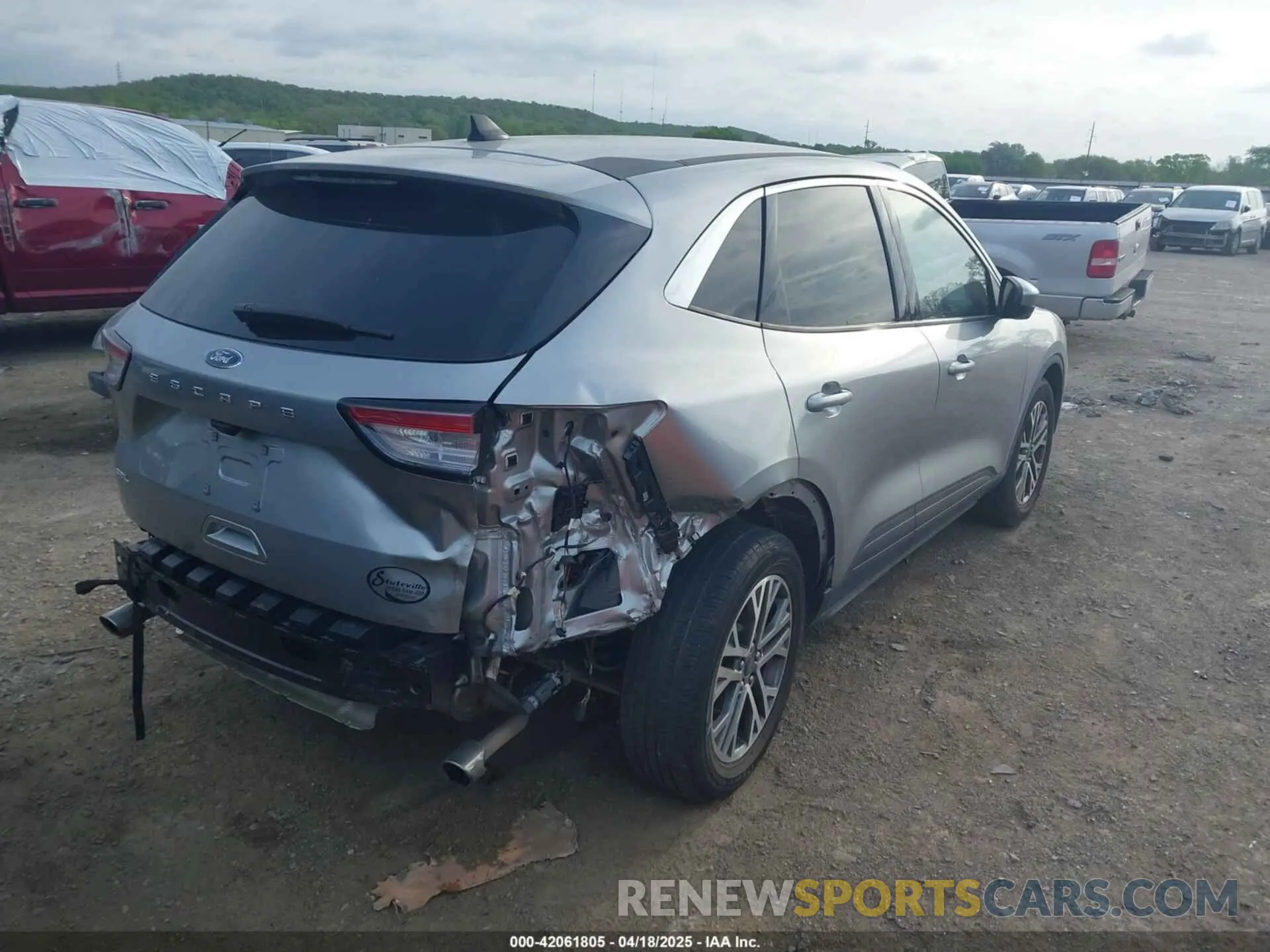 4 Photograph of a damaged car 1FMCU0H62NUA17825 FORD ESCAPE 2022