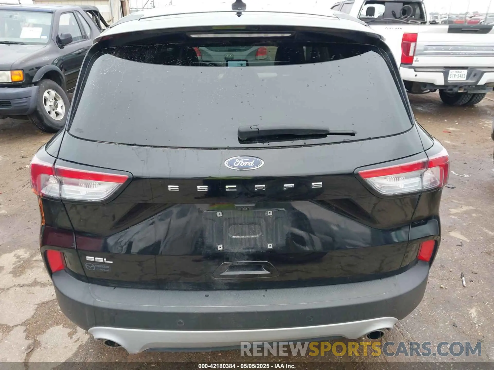 17 Photograph of a damaged car 1FMCU0H66NUA67126 FORD ESCAPE 2022
