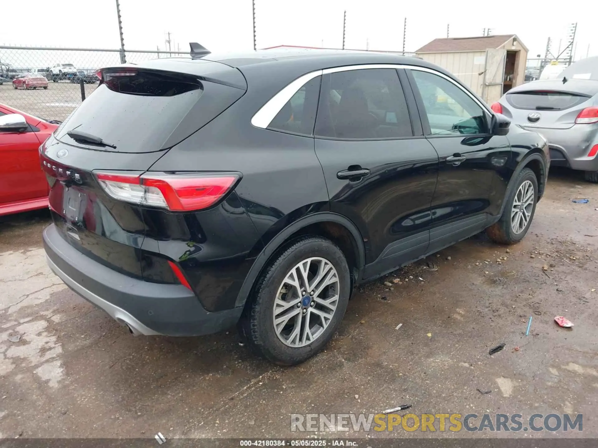 4 Photograph of a damaged car 1FMCU0H66NUA67126 FORD ESCAPE 2022