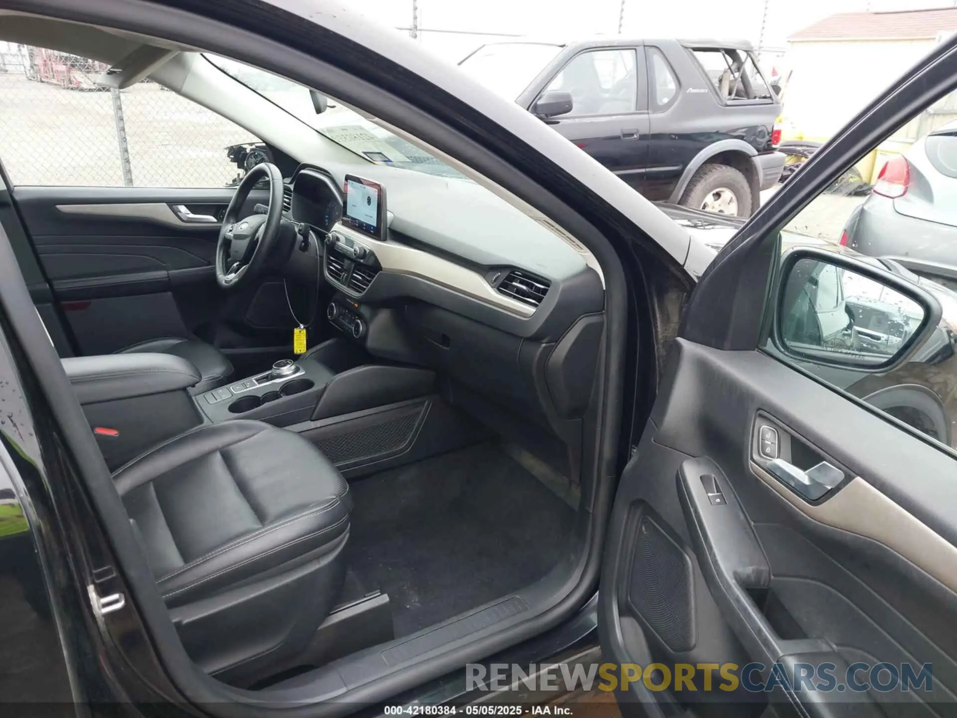 5 Photograph of a damaged car 1FMCU0H66NUA67126 FORD ESCAPE 2022