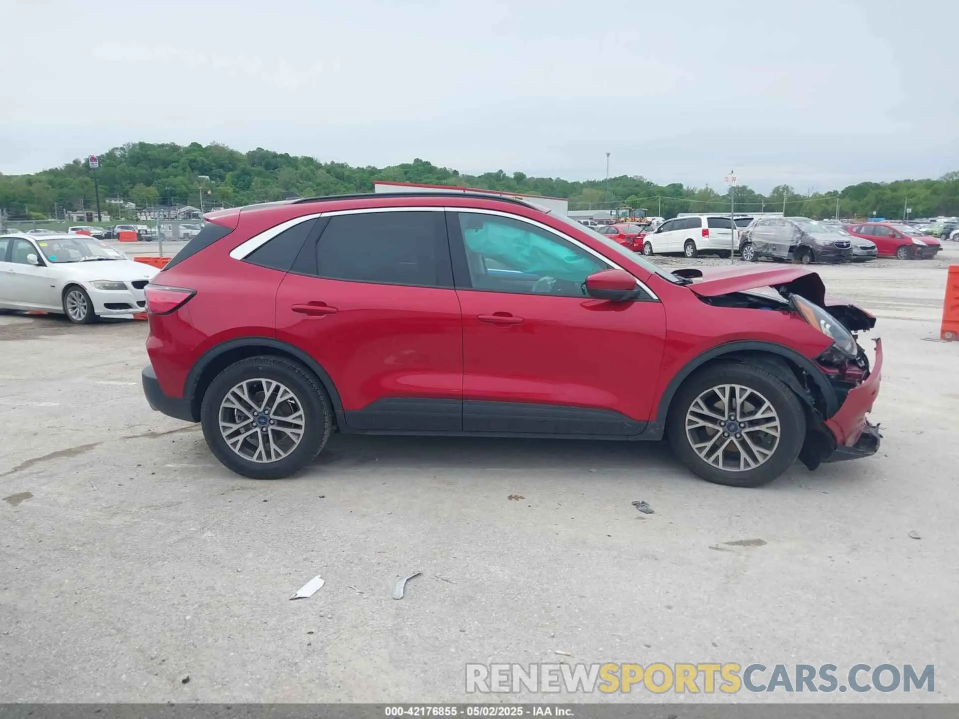 13 Photograph of a damaged car 1FMCU0H66NUB37434 FORD ESCAPE 2022