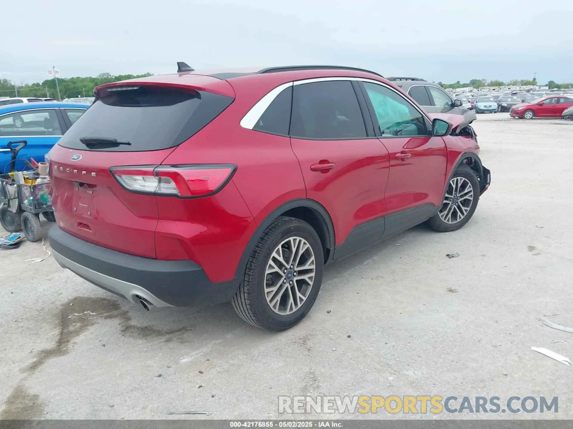 4 Photograph of a damaged car 1FMCU0H66NUB37434 FORD ESCAPE 2022