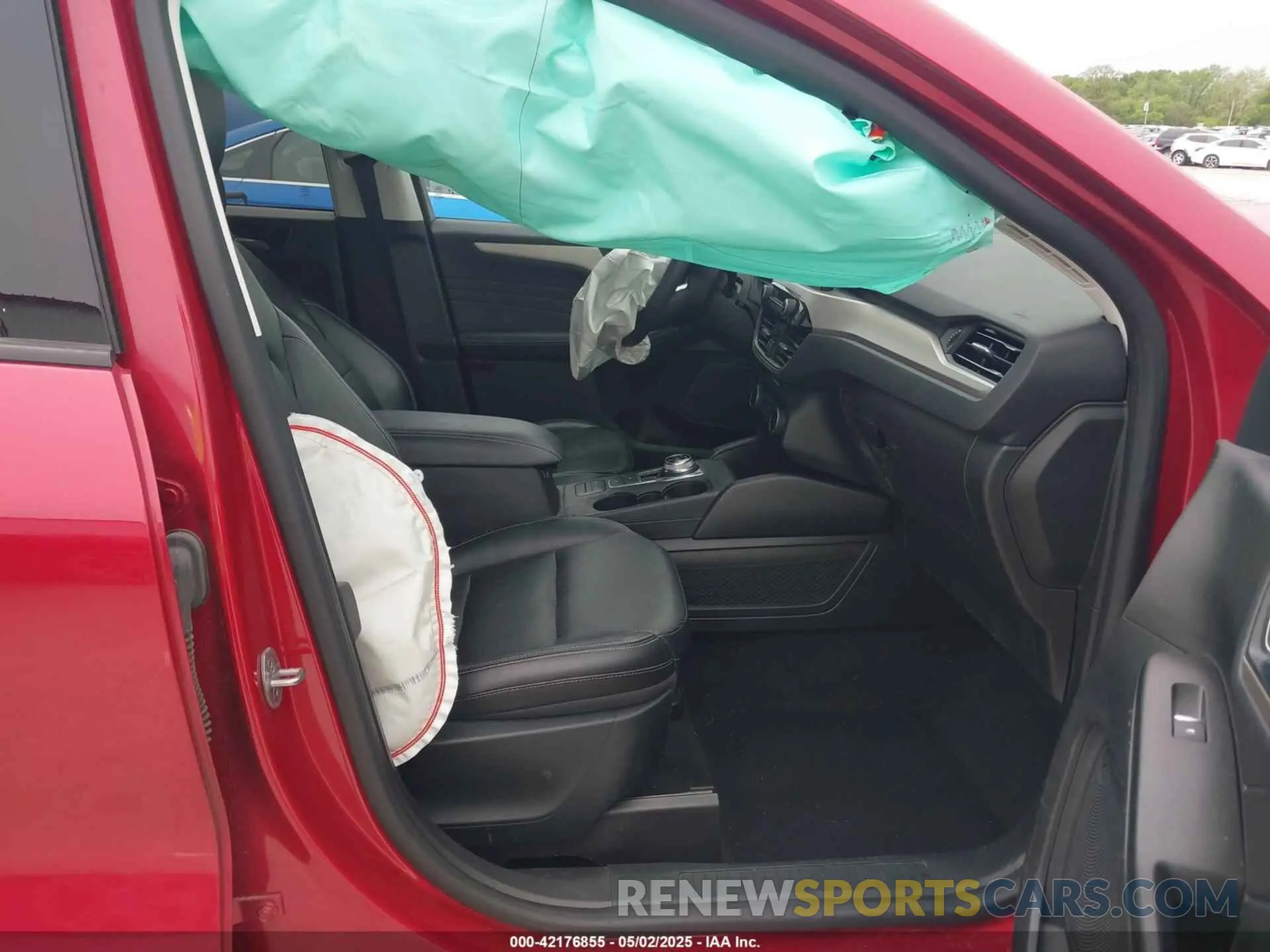 5 Photograph of a damaged car 1FMCU0H66NUB37434 FORD ESCAPE 2022