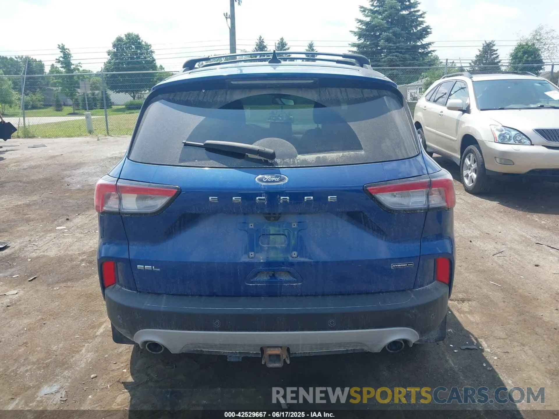 17 Photograph of a damaged car 1FMCU9CZ9NUB22867 FORD ESCAPE 2022