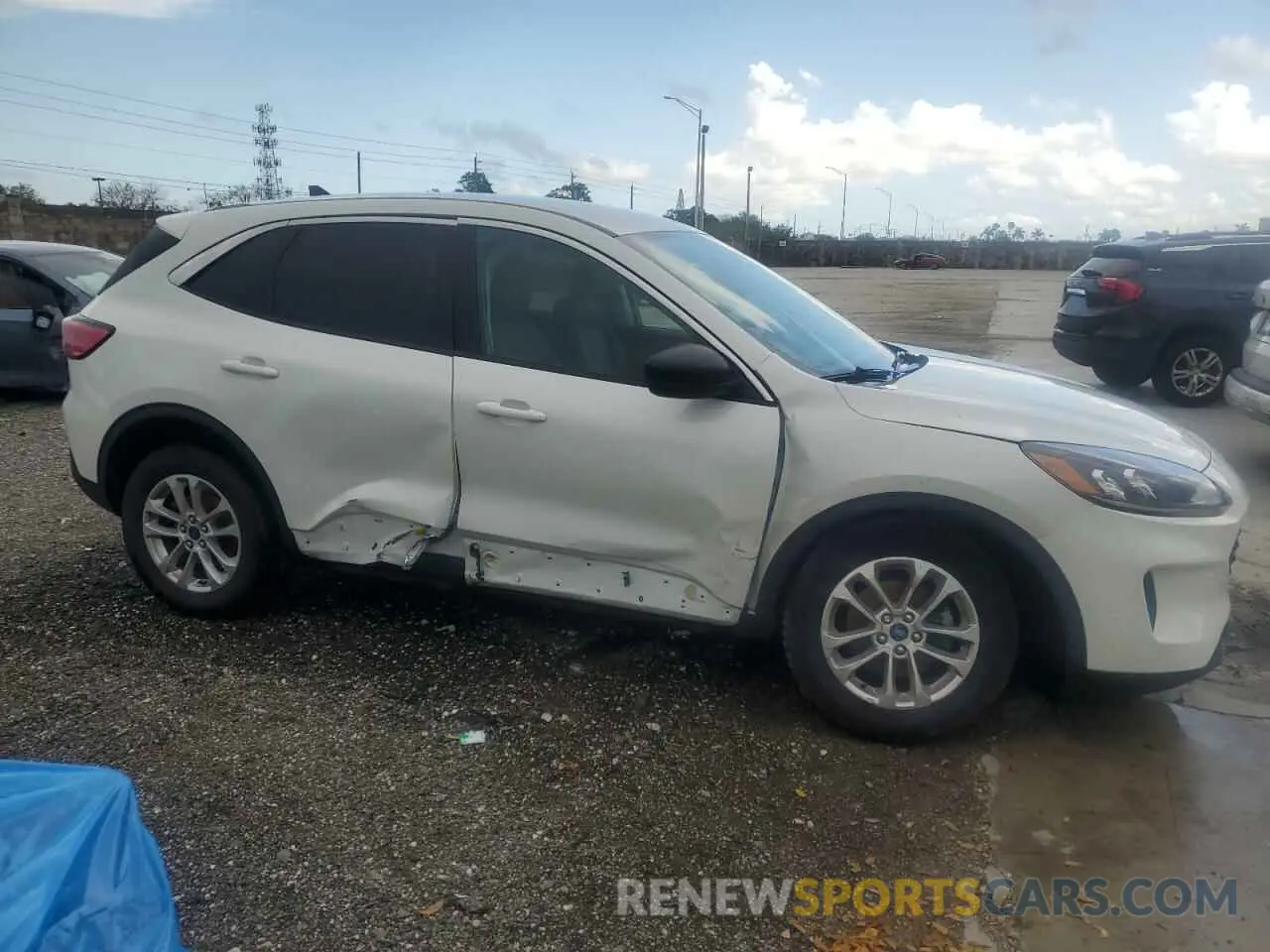 4 Photograph of a damaged car 1FMCU9G64NUA60584 FORD ESCAPE 2022