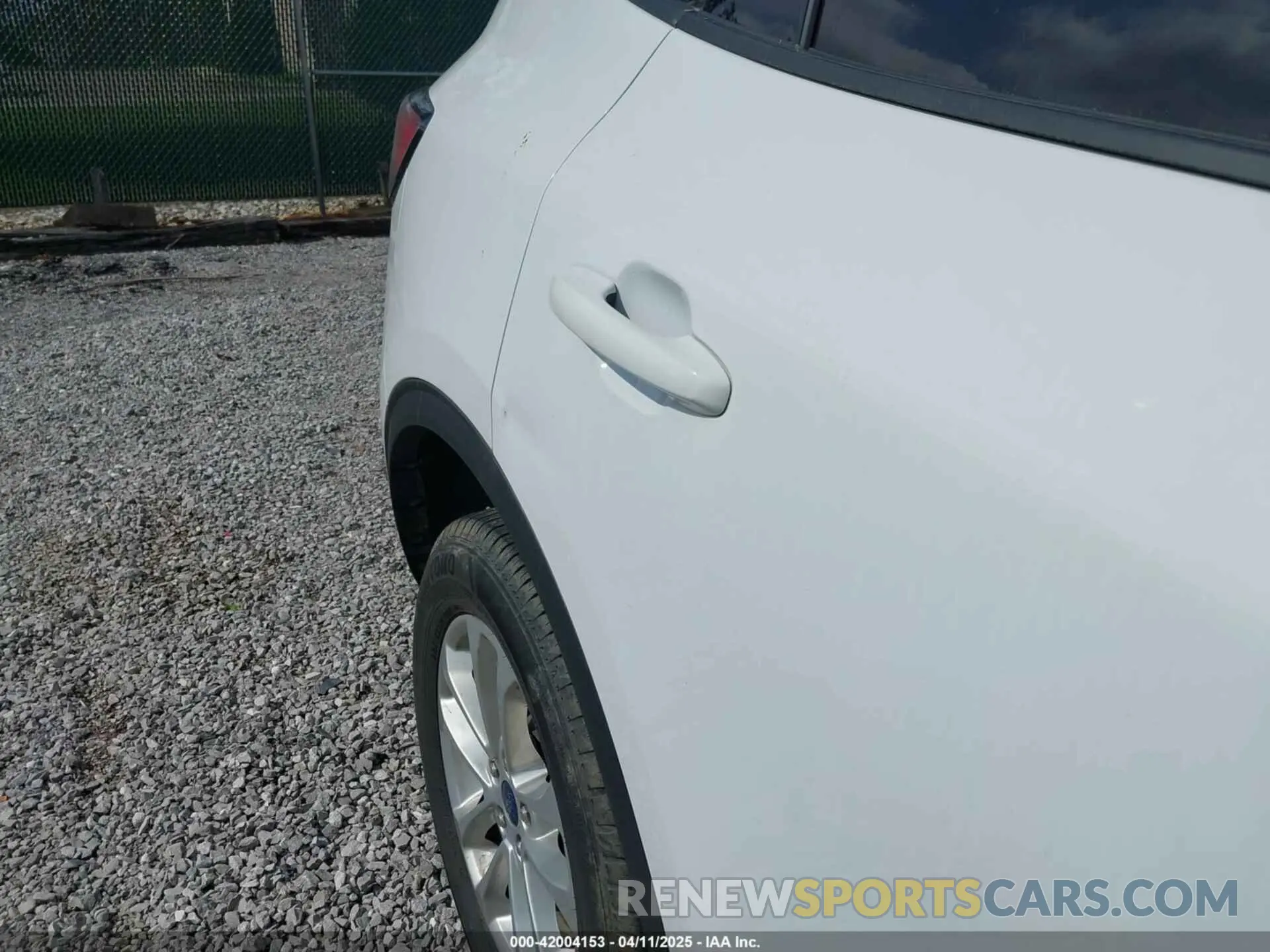 17 Photograph of a damaged car 1FMCU9G68NUA67439 FORD ESCAPE 2022