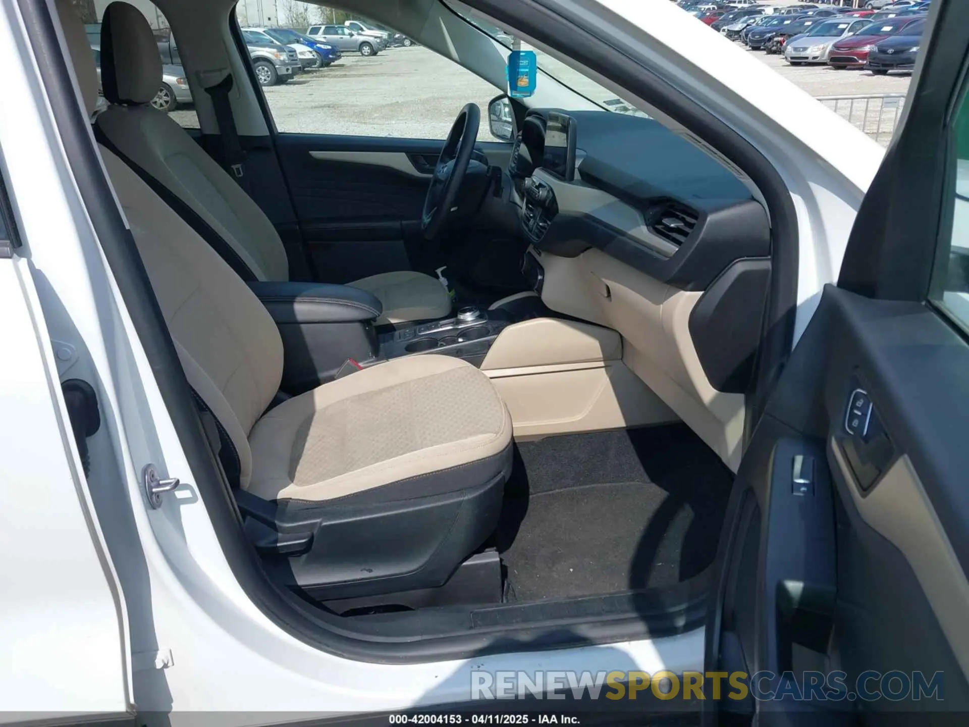 5 Photograph of a damaged car 1FMCU9G68NUA67439 FORD ESCAPE 2022