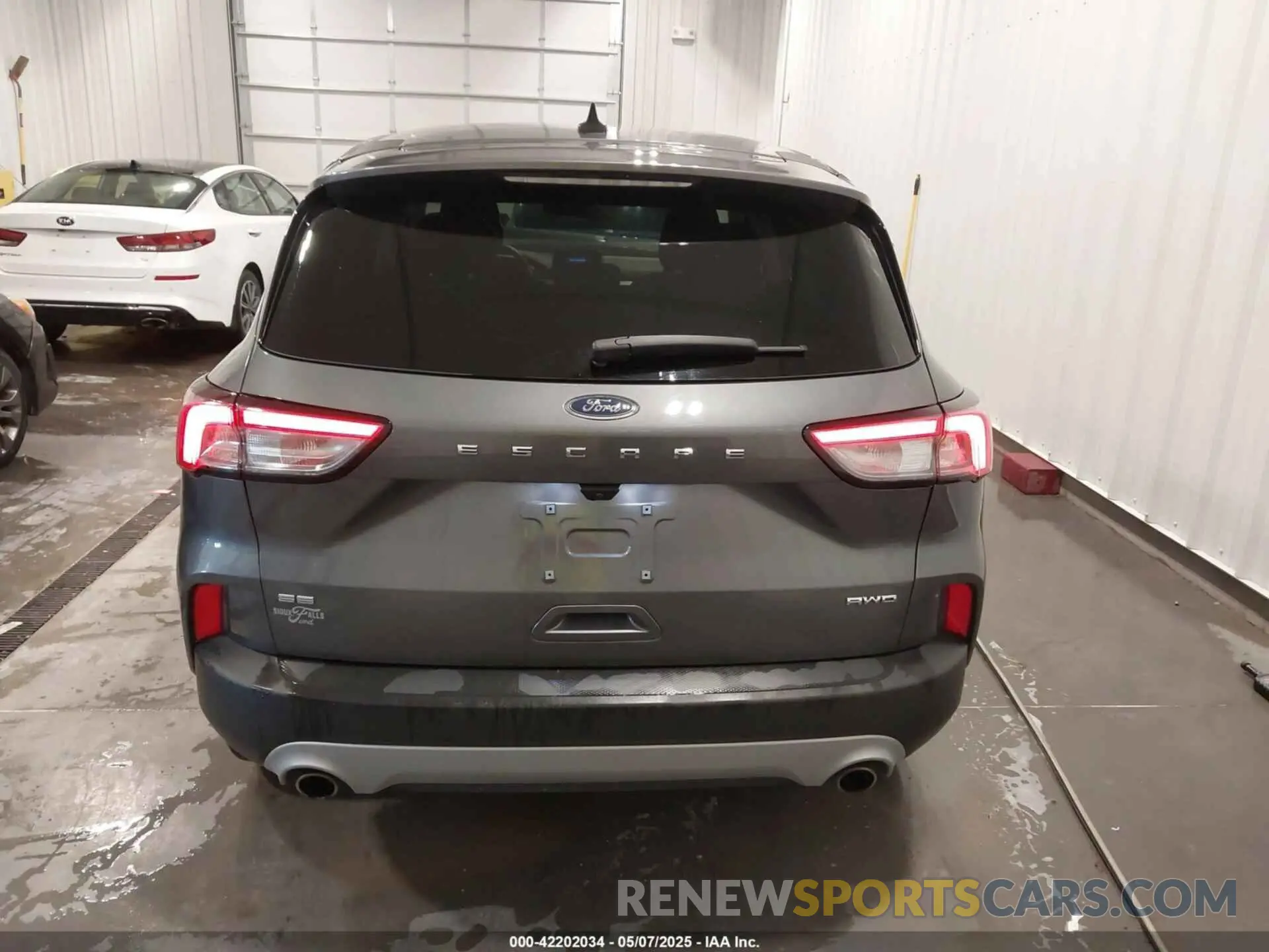 16 Photograph of a damaged car 1FMCU9G69NUA92477 FORD ESCAPE 2022