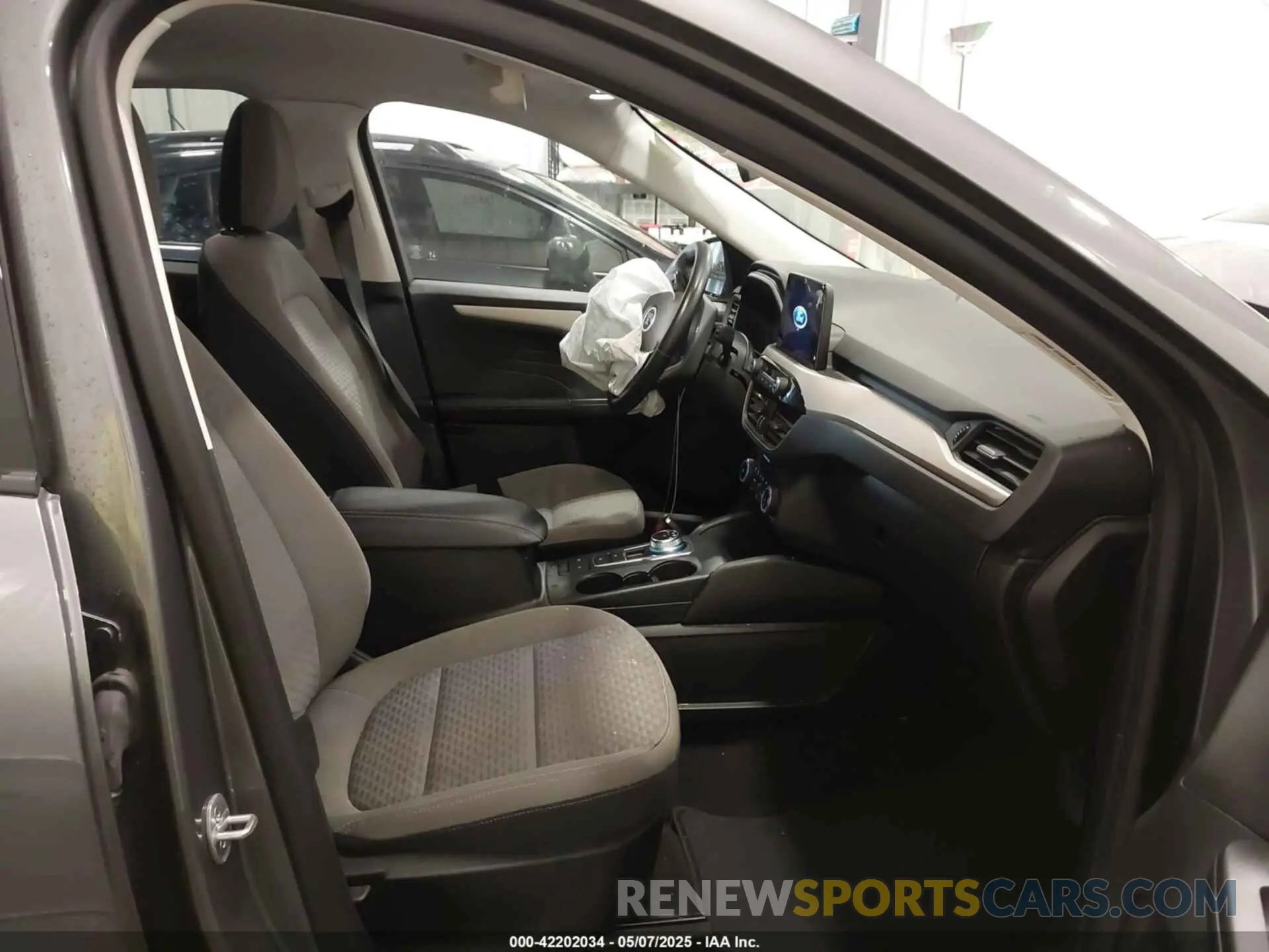 5 Photograph of a damaged car 1FMCU9G69NUA92477 FORD ESCAPE 2022