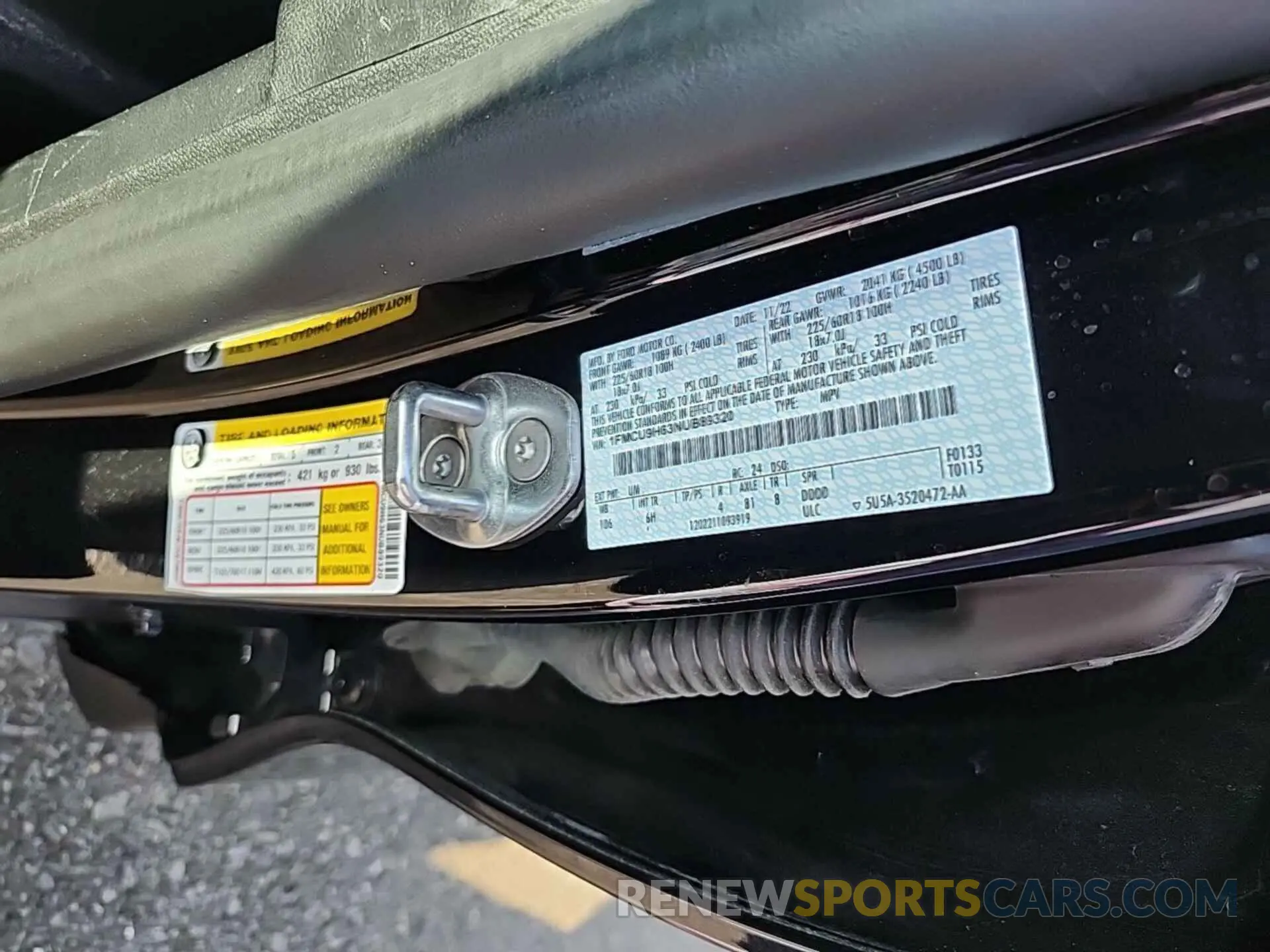 28 Photograph of a damaged car 1FMCU9H63NUB89320 FORD ESCAPE 2022