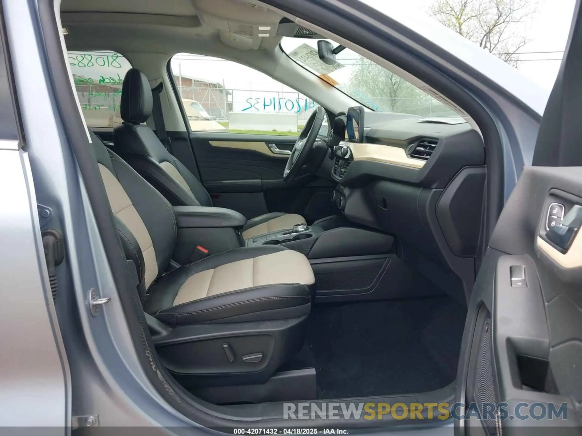 5 Фотография поврежденного автомобиля 1FMCU9J95NUA87666 FORD ESCAPE 2022
