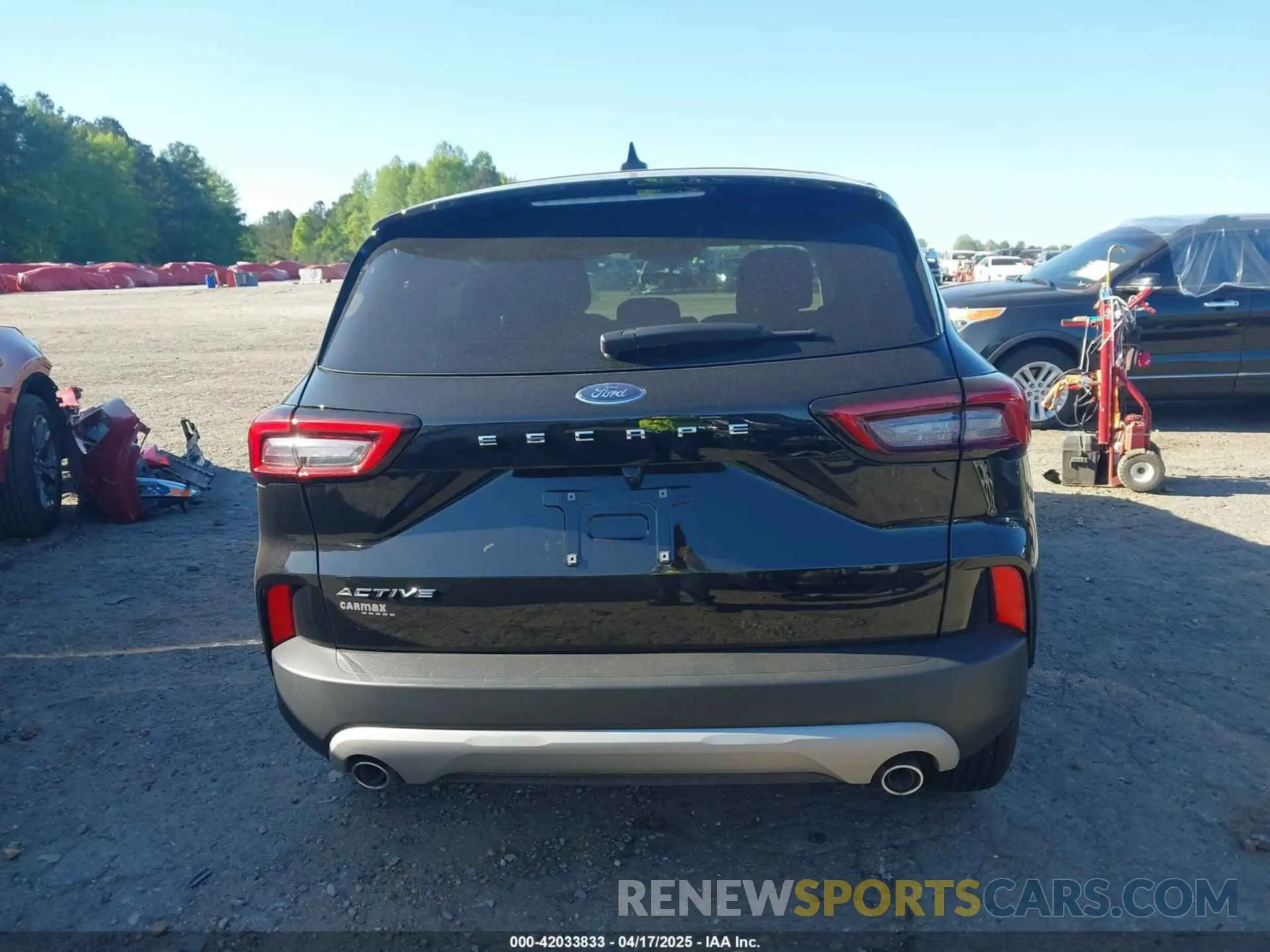 17 Photograph of a damaged car 1FMCU0GN0PUB09351 FORD ESCAPE 2023