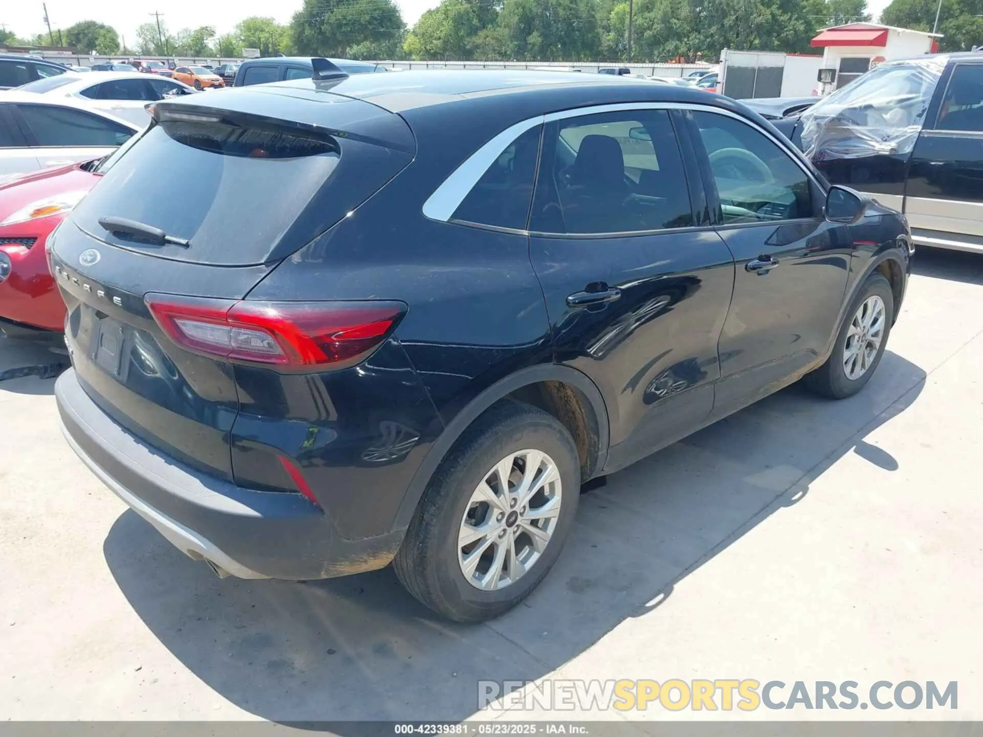 4 Photograph of a damaged car 1FMCU0GN0PUB19216 FORD ESCAPE 2023