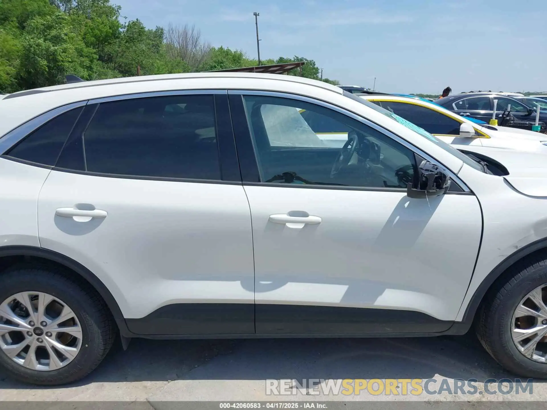 14 Photograph of a damaged car 1FMCU0GN0PUB25548 FORD ESCAPE 2023