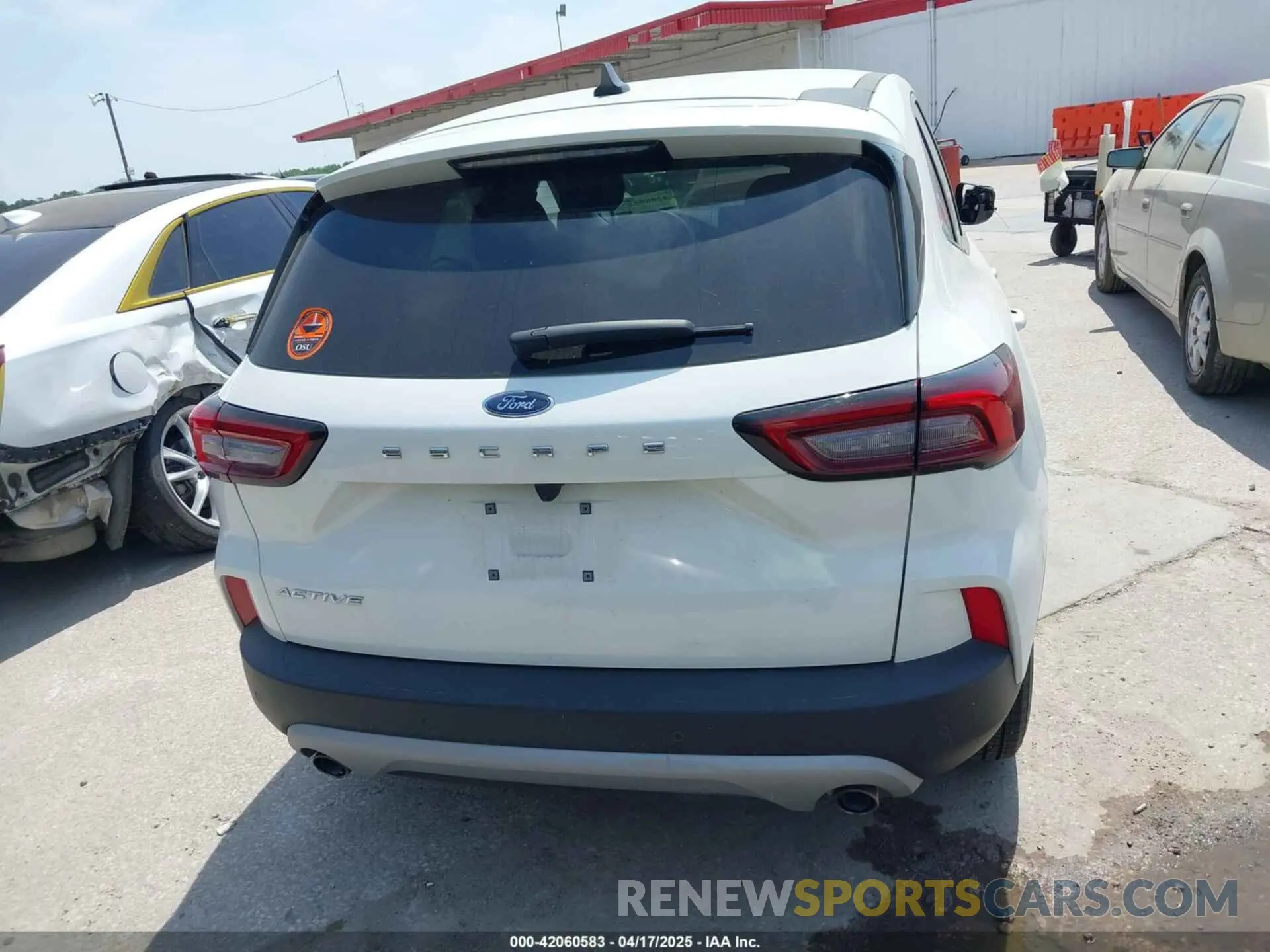 17 Photograph of a damaged car 1FMCU0GN0PUB25548 FORD ESCAPE 2023
