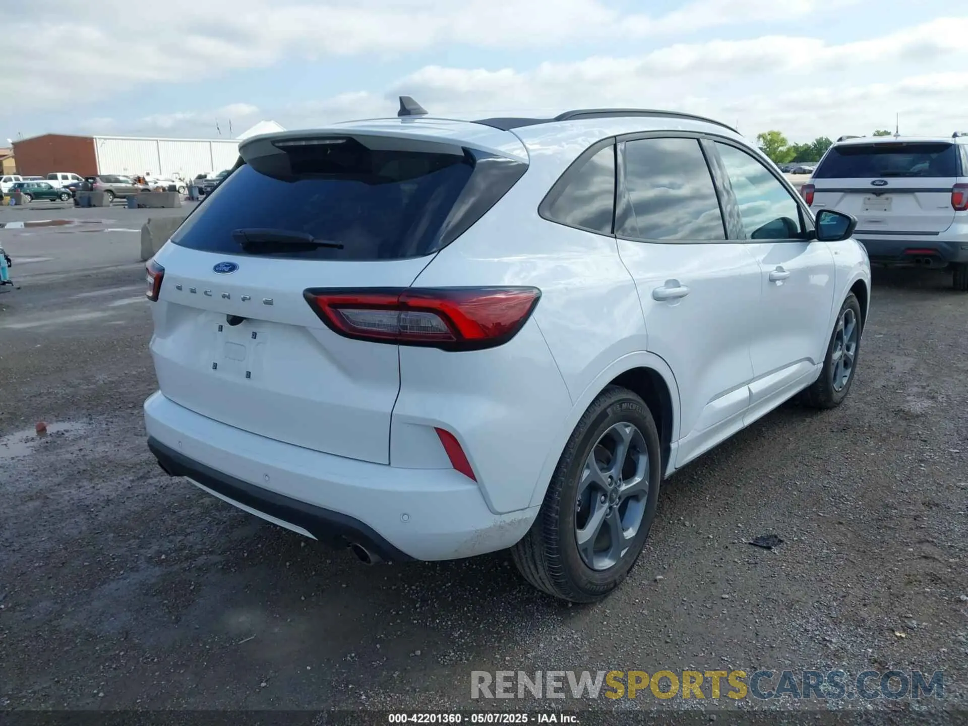 4 Фотография поврежденного автомобиля 1FMCU0MN4PUA70574 FORD ESCAPE 2023