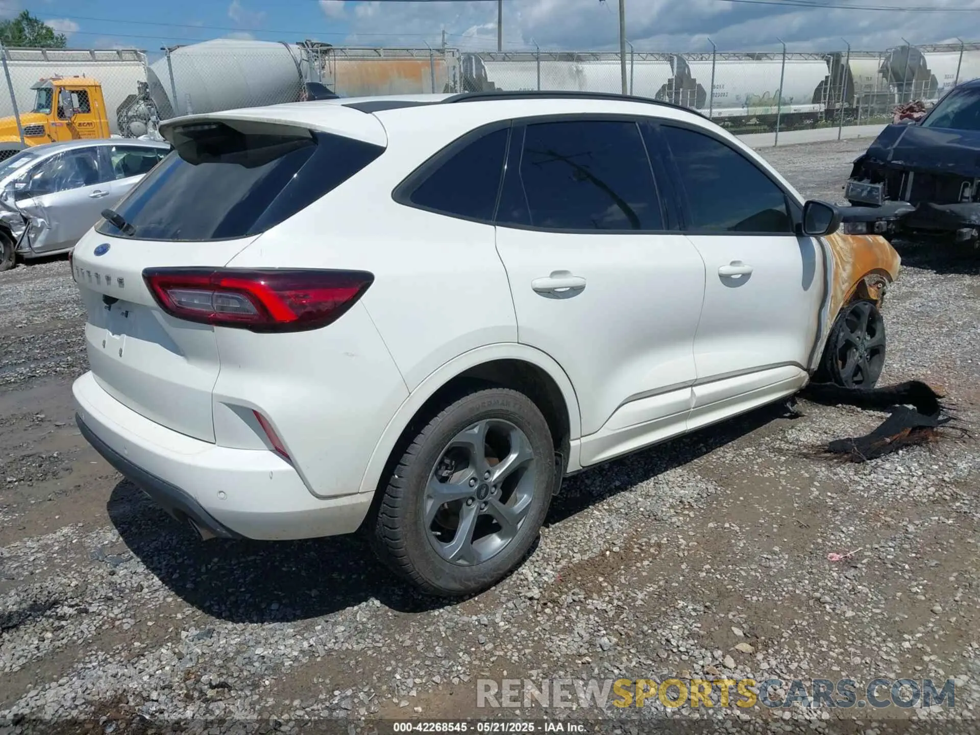 4 Photograph of a damaged car 1FMCU0MNXPUB20734 FORD ESCAPE 2023