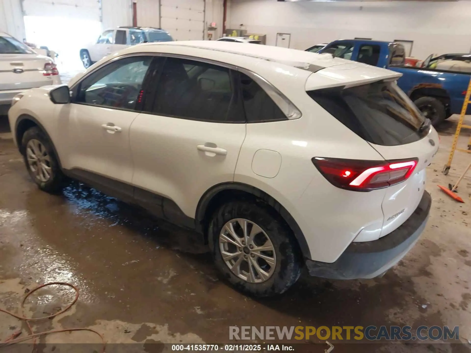 3 Фотография поврежденного автомобиля 1FMCU9GN6PUA88591 FORD ESCAPE 2023