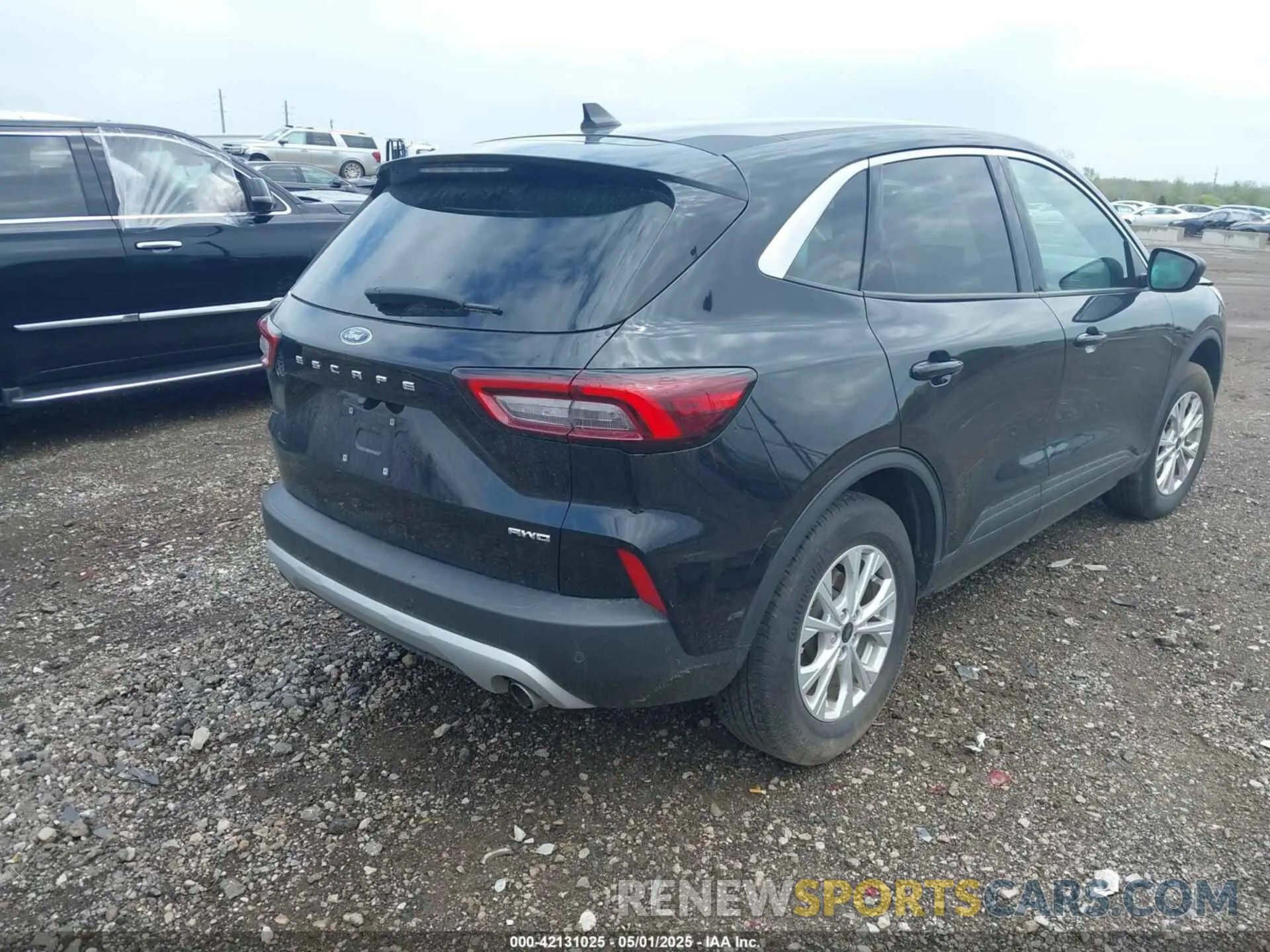4 Photograph of a damaged car 1FMCU9GN7PUA04116 FORD ESCAPE 2023