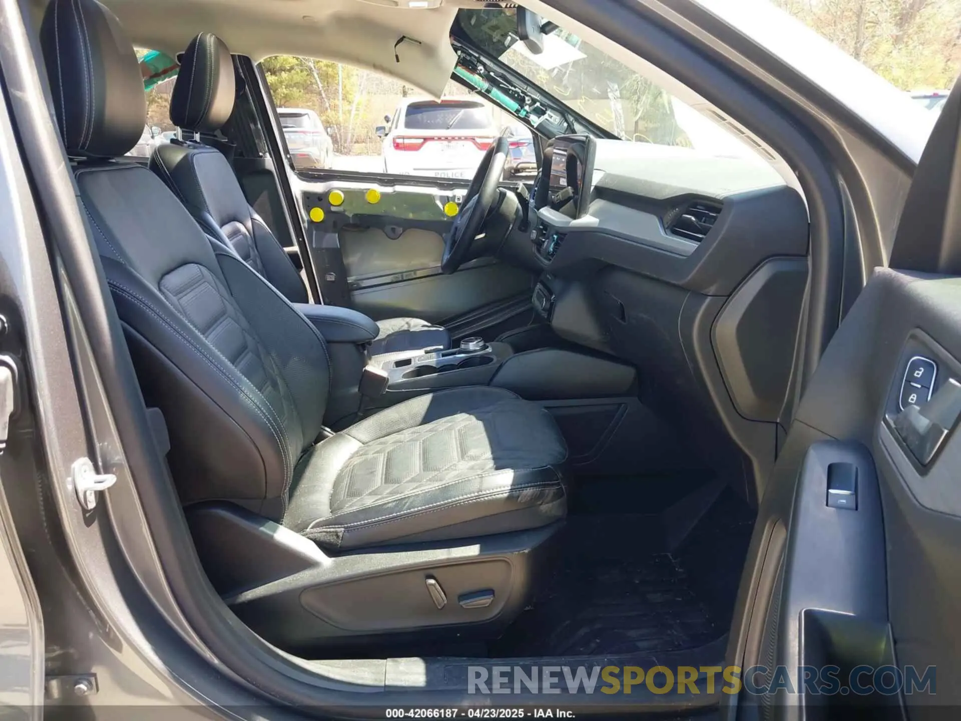 5 Photograph of a damaged car 1FMCU9JA2PUA23131 FORD ESCAPE 2023
