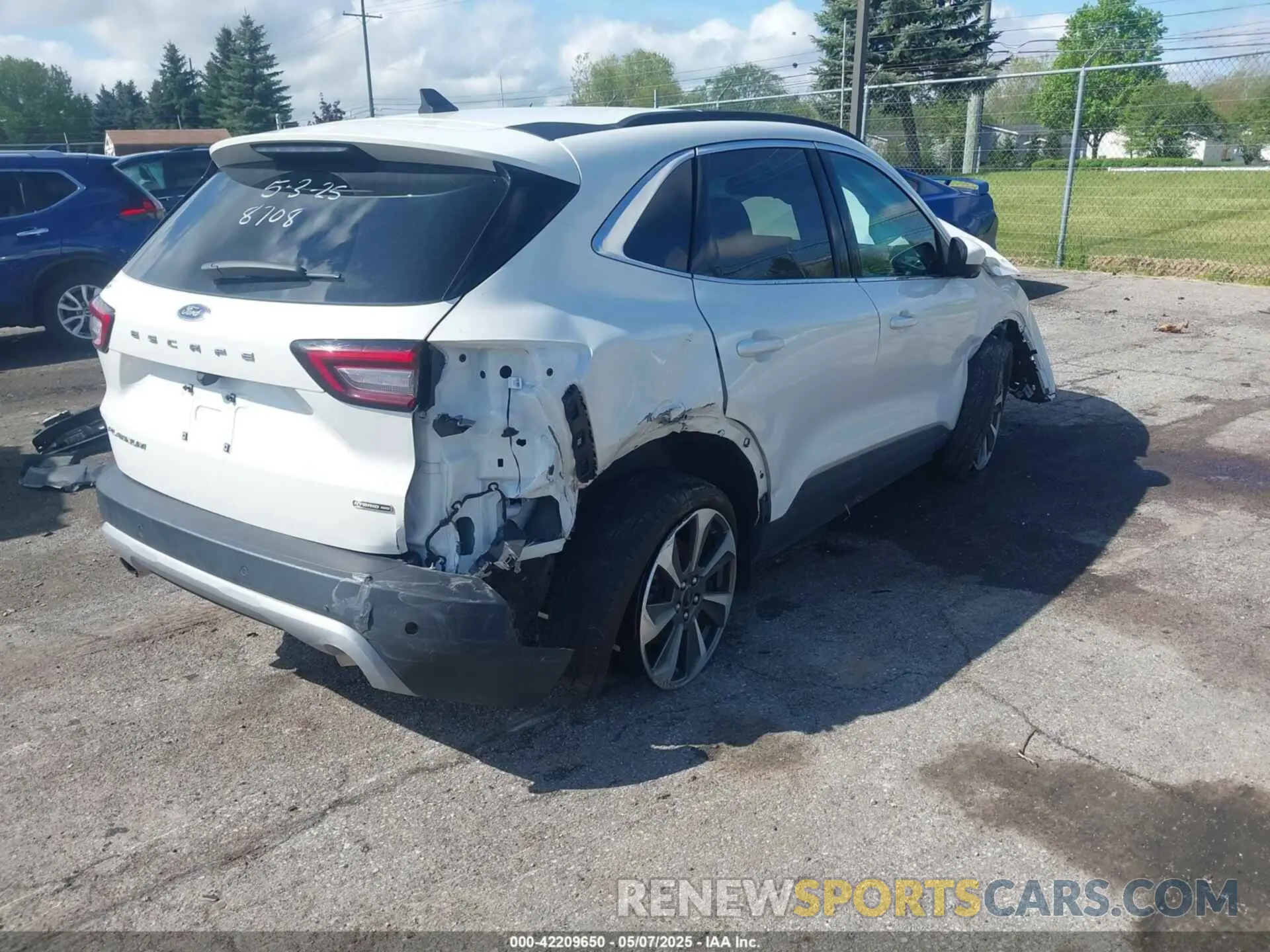 4 Photograph of a damaged car 1FMCU9JZ4PUA28708 FORD ESCAPE 2023