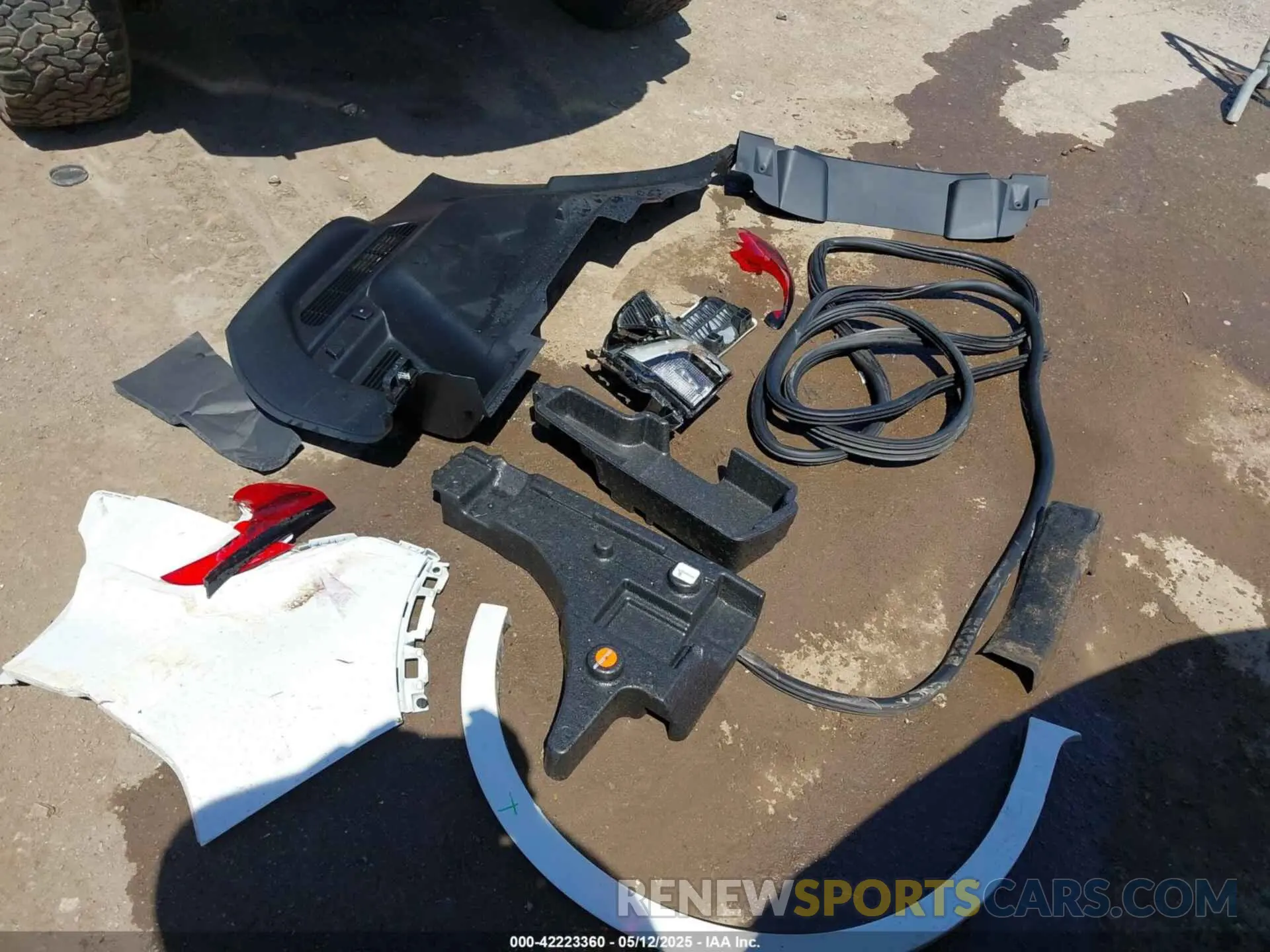18 Photograph of a damaged car 1FMCU9NA9PUA02318 FORD ESCAPE 2023