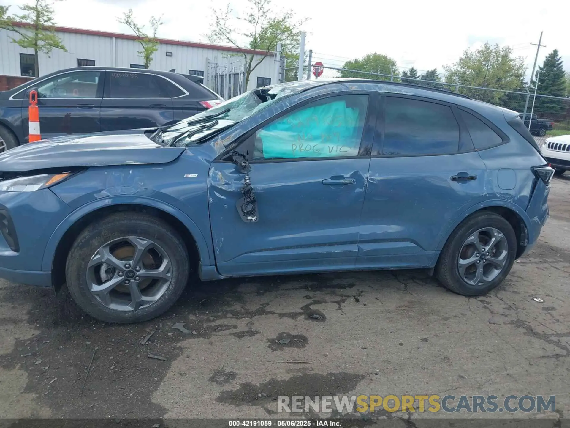 13 Photograph of a damaged car 1FMCU9NZ4PUB02302 FORD ESCAPE 2023