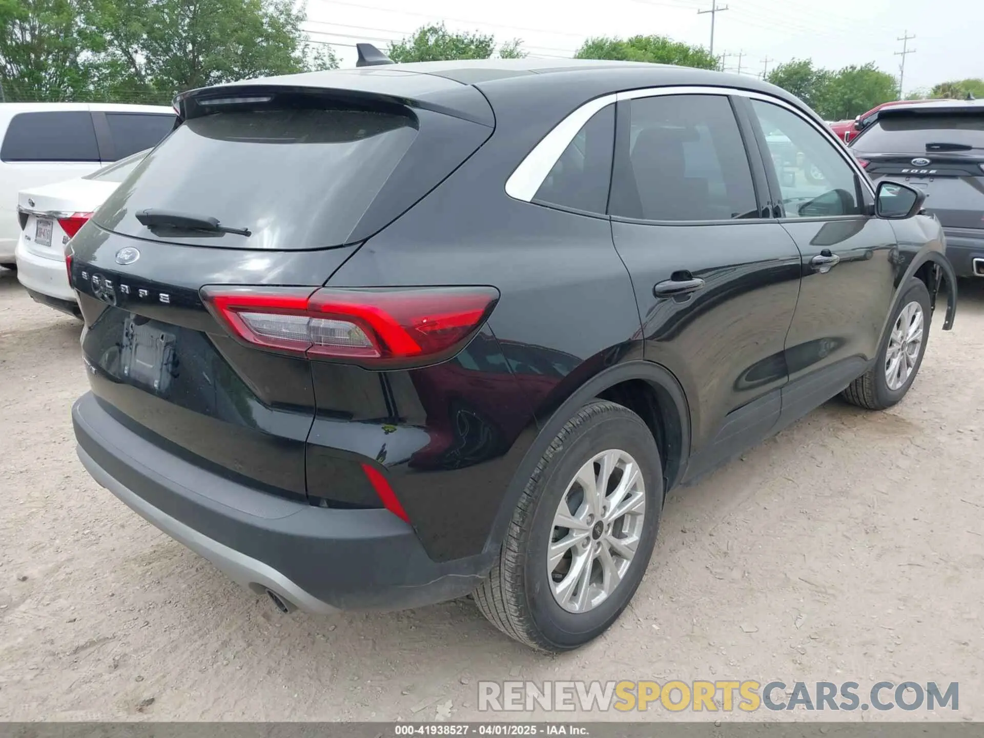 4 Photograph of a damaged car 1FMCU0GN0RUA57657 FORD ESCAPE 2024