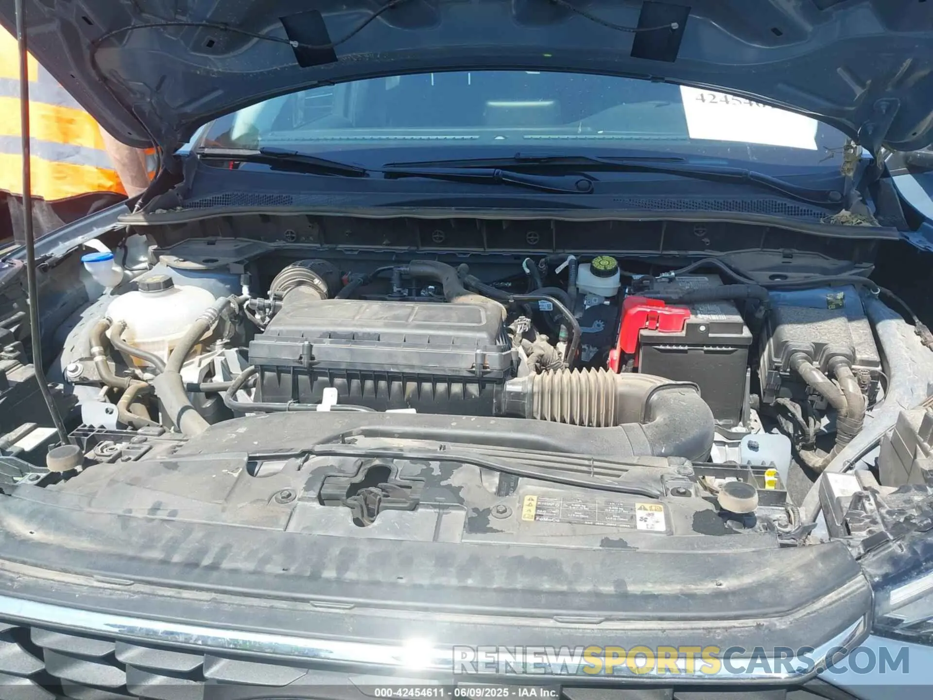 10 Photograph of a damaged car 1FMCU0GN2RUB05854 FORD ESCAPE 2024