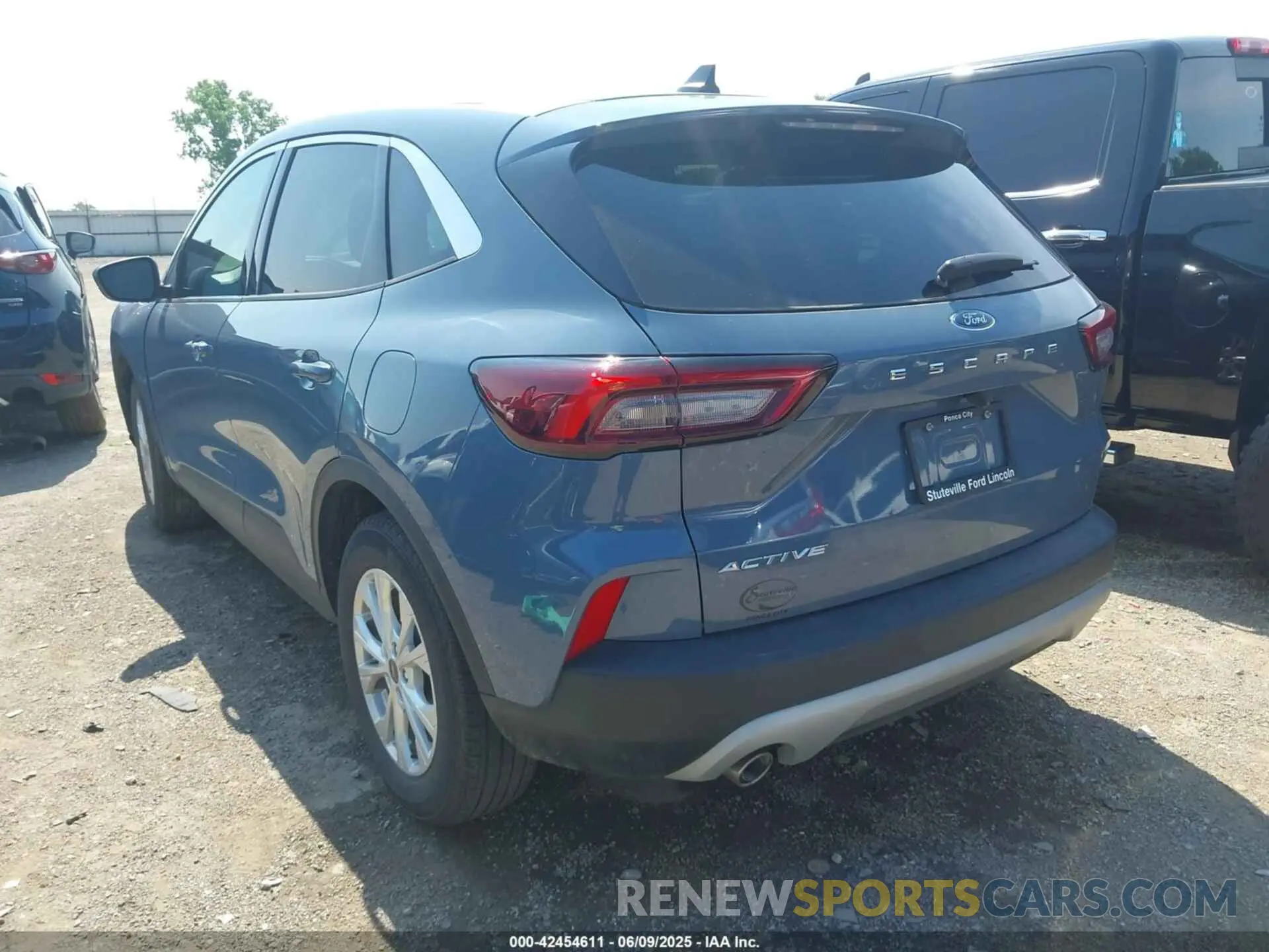 3 Photograph of a damaged car 1FMCU0GN2RUB05854 FORD ESCAPE 2024