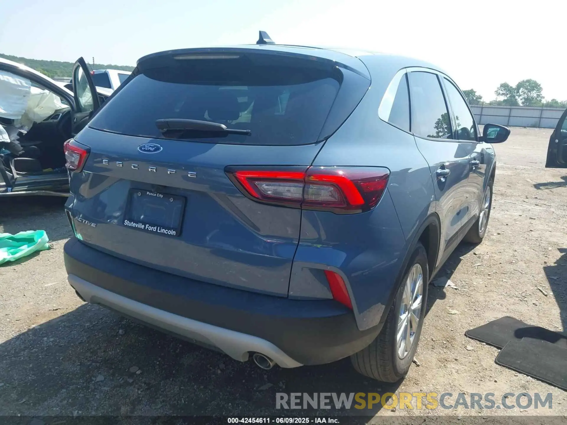 4 Photograph of a damaged car 1FMCU0GN2RUB05854 FORD ESCAPE 2024
