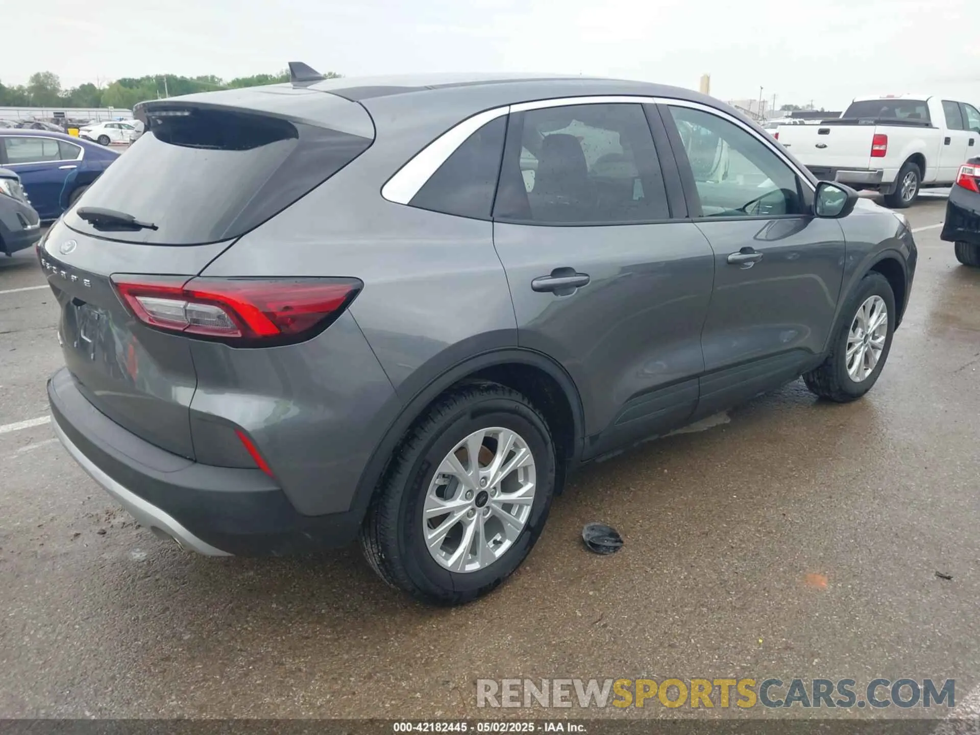 4 Photograph of a damaged car 1FMCU0GN3RUB02753 FORD ESCAPE 2024