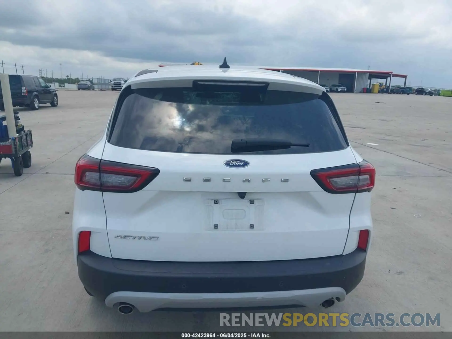 16 Photograph of a damaged car 1FMCU0GN4RUA36049 FORD ESCAPE 2024