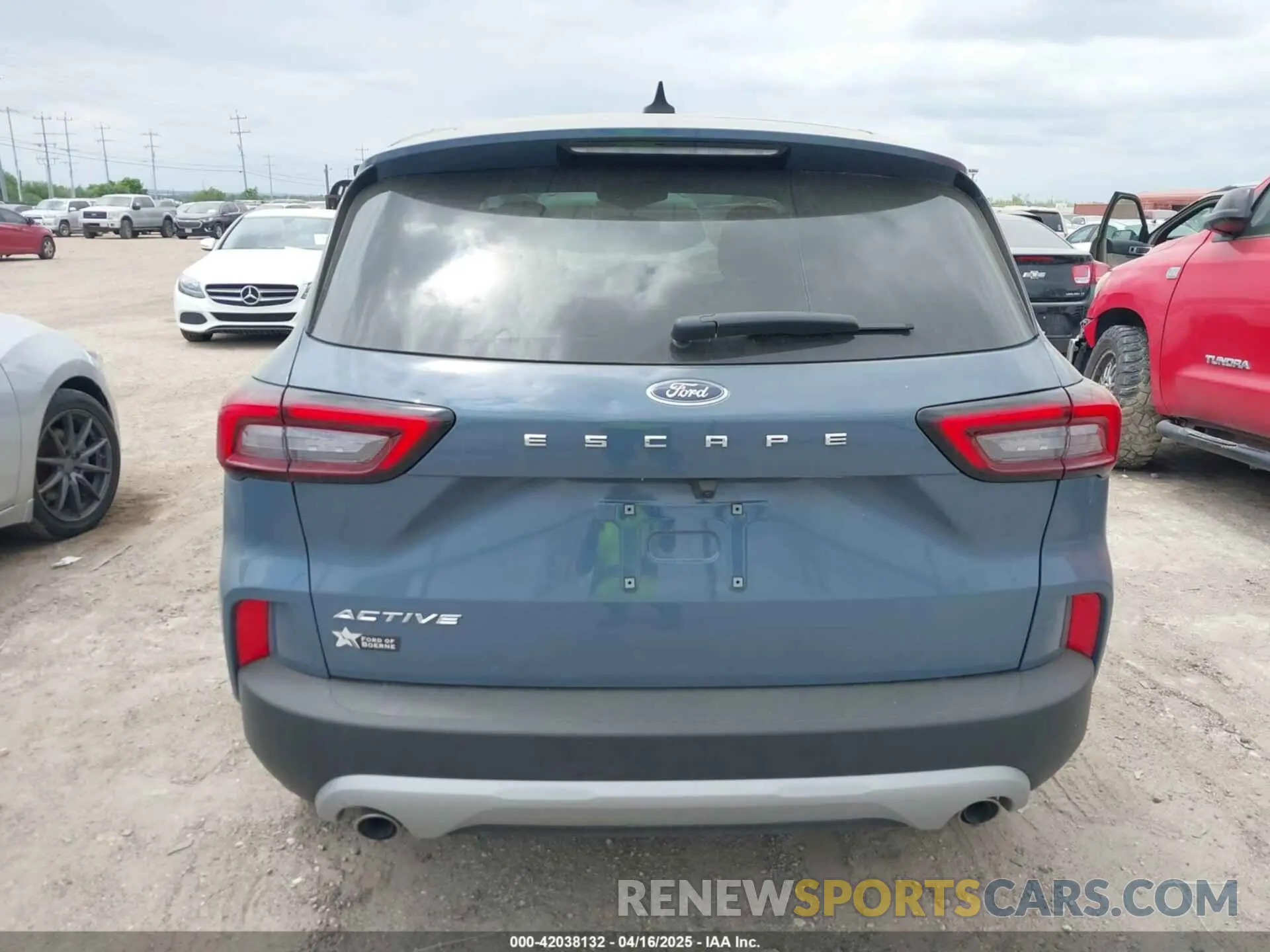 16 Photograph of a damaged car 1FMCU0GN9RUB55909 FORD ESCAPE 2024
