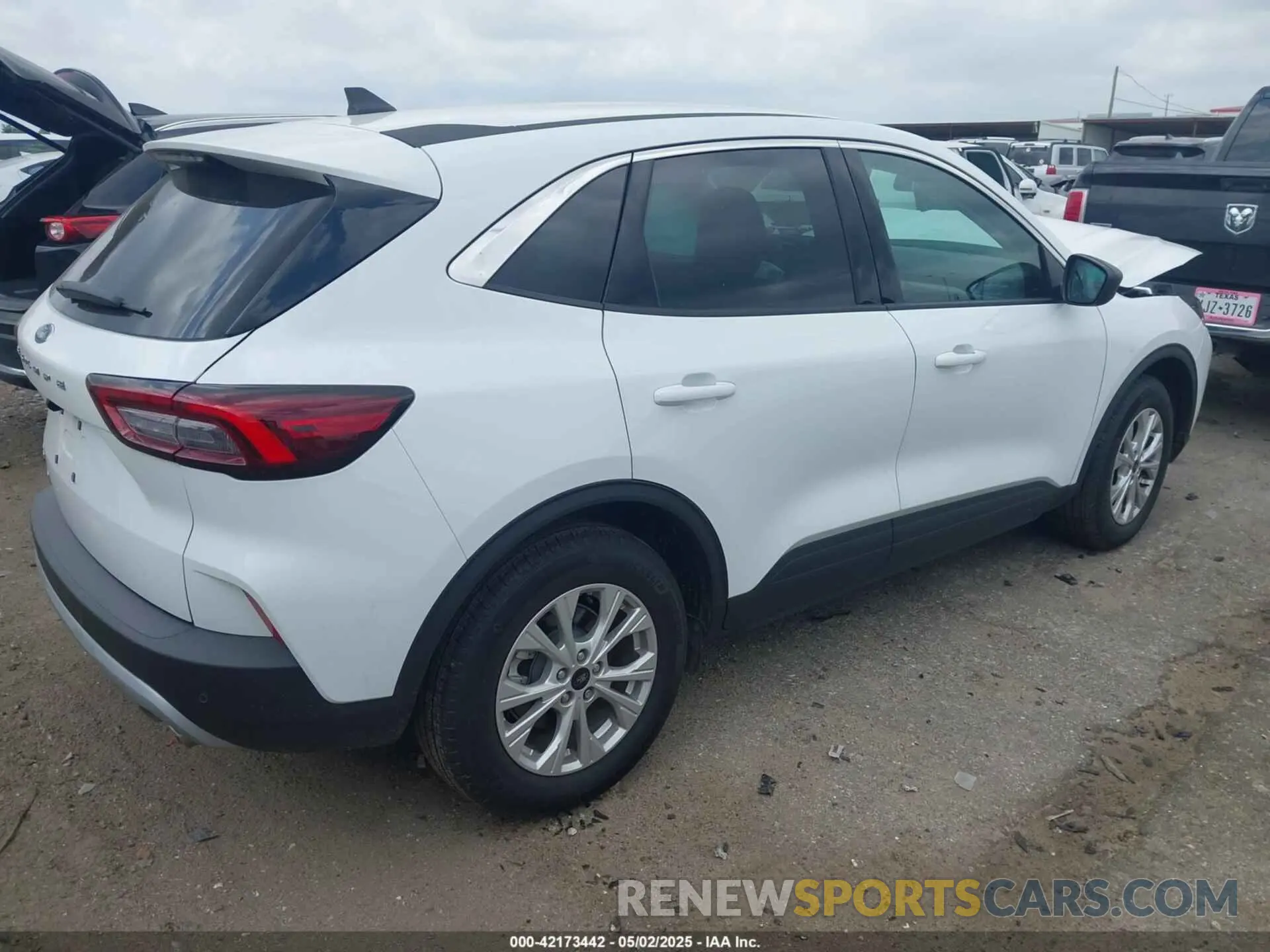 4 Photograph of a damaged car 1FMCU0GNXRUB55708 FORD ESCAPE 2024