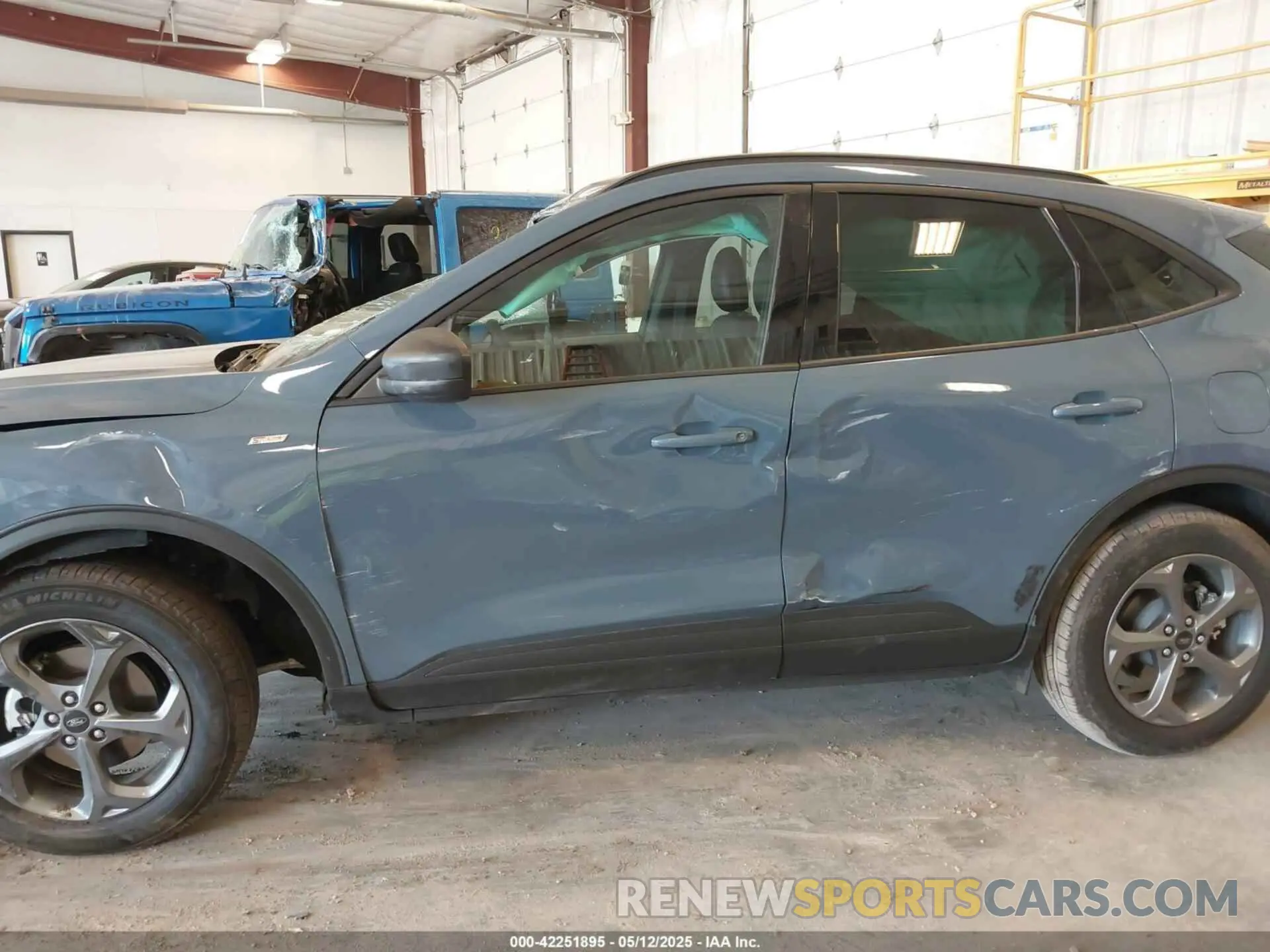 13 Фотография поврежденного автомобиля 1FMCU9MN2SUA68500 FORD ESCAPE 2025
