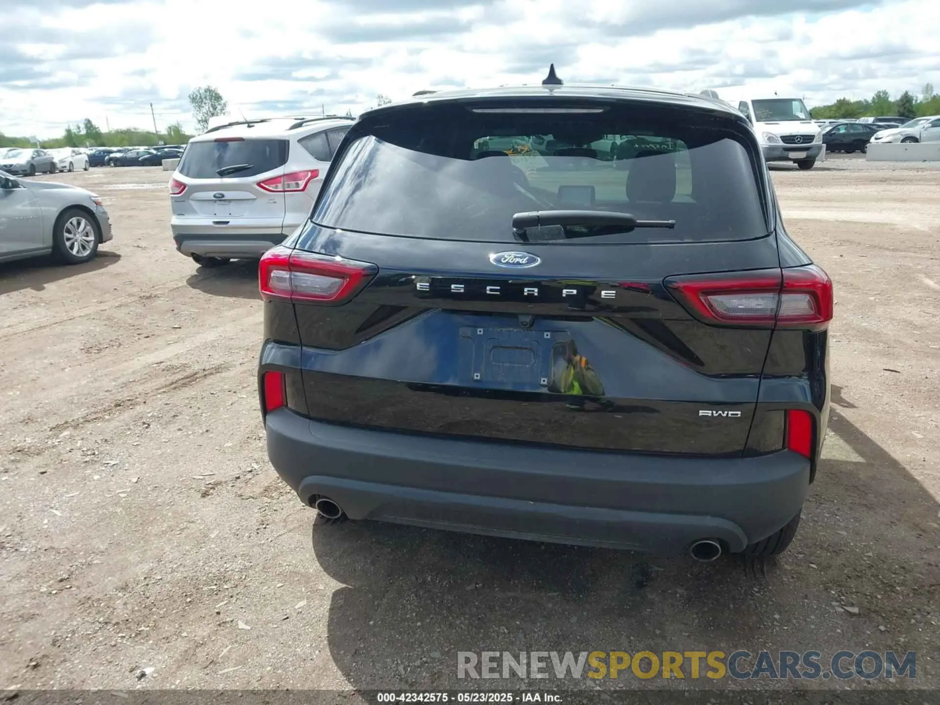 17 Photograph of a damaged car 1FMCU9MNXSUA63061 FORD ESCAPE 2025