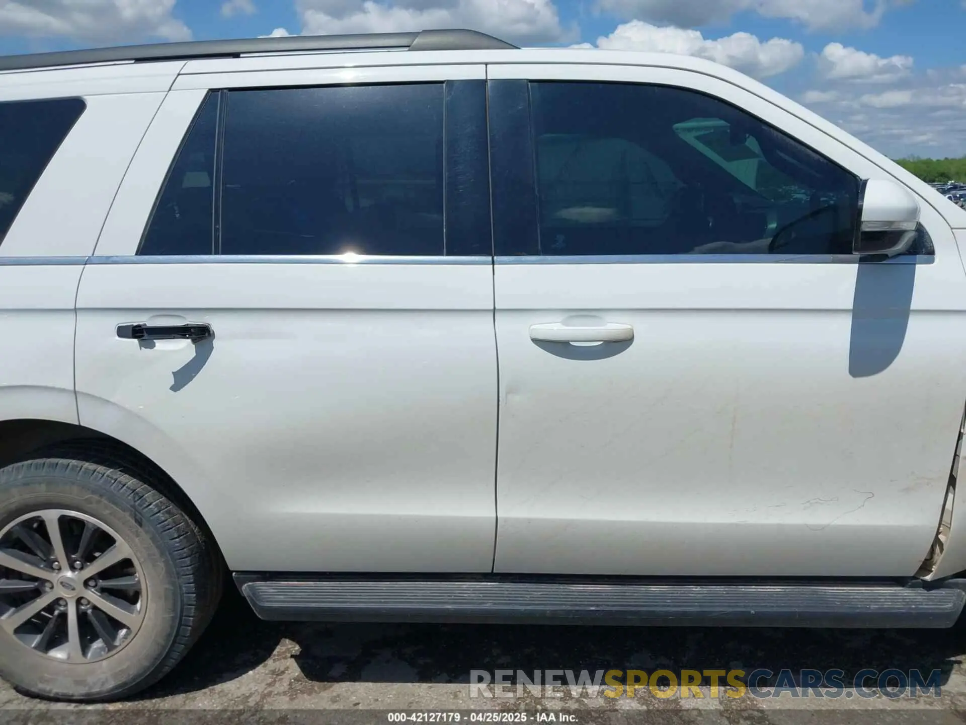 13 Photograph of a damaged car 1FMJU1HT1KEA85882 FORD EXPEDITION 2019
