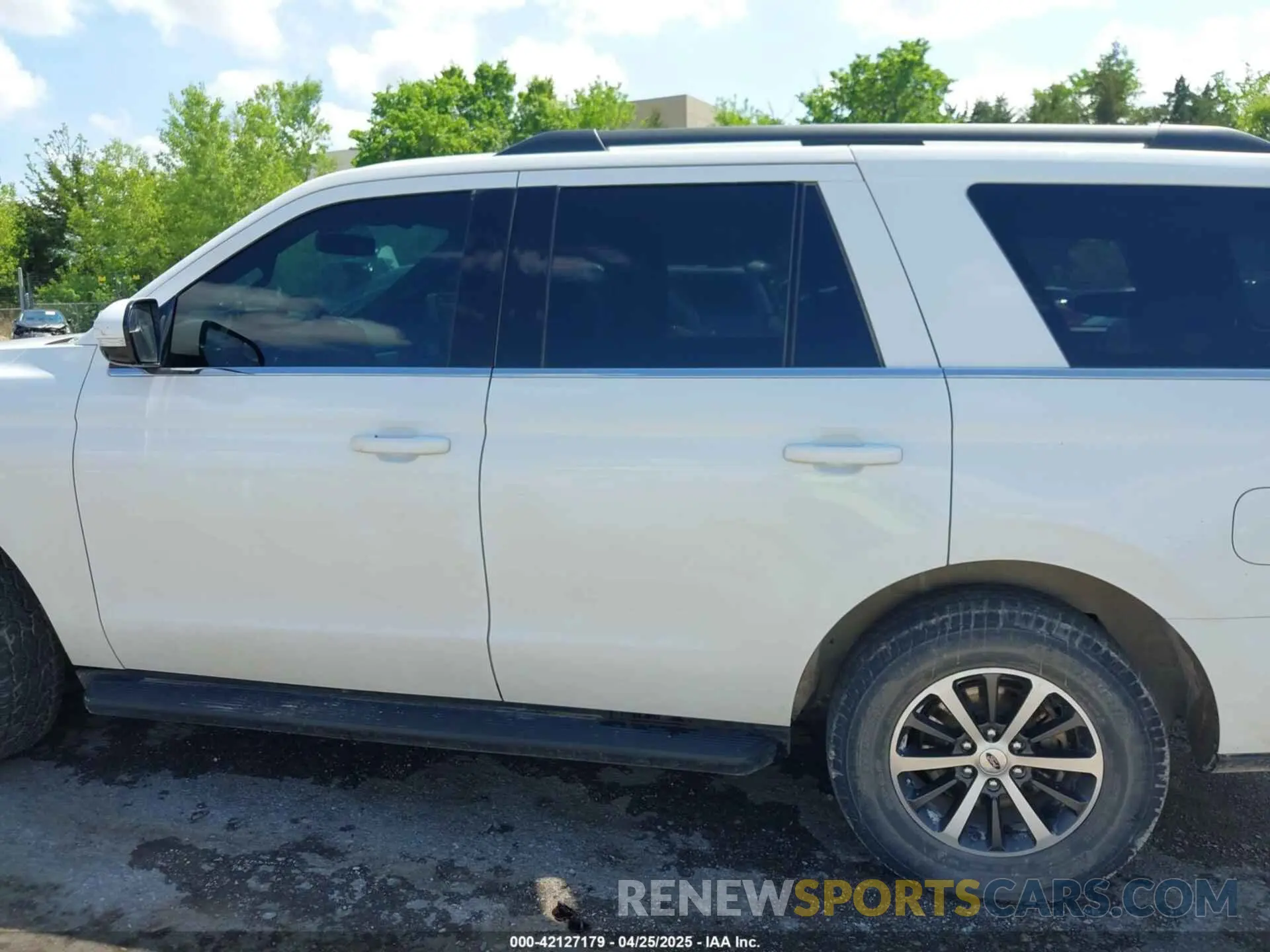 14 Photograph of a damaged car 1FMJU1HT1KEA85882 FORD EXPEDITION 2019