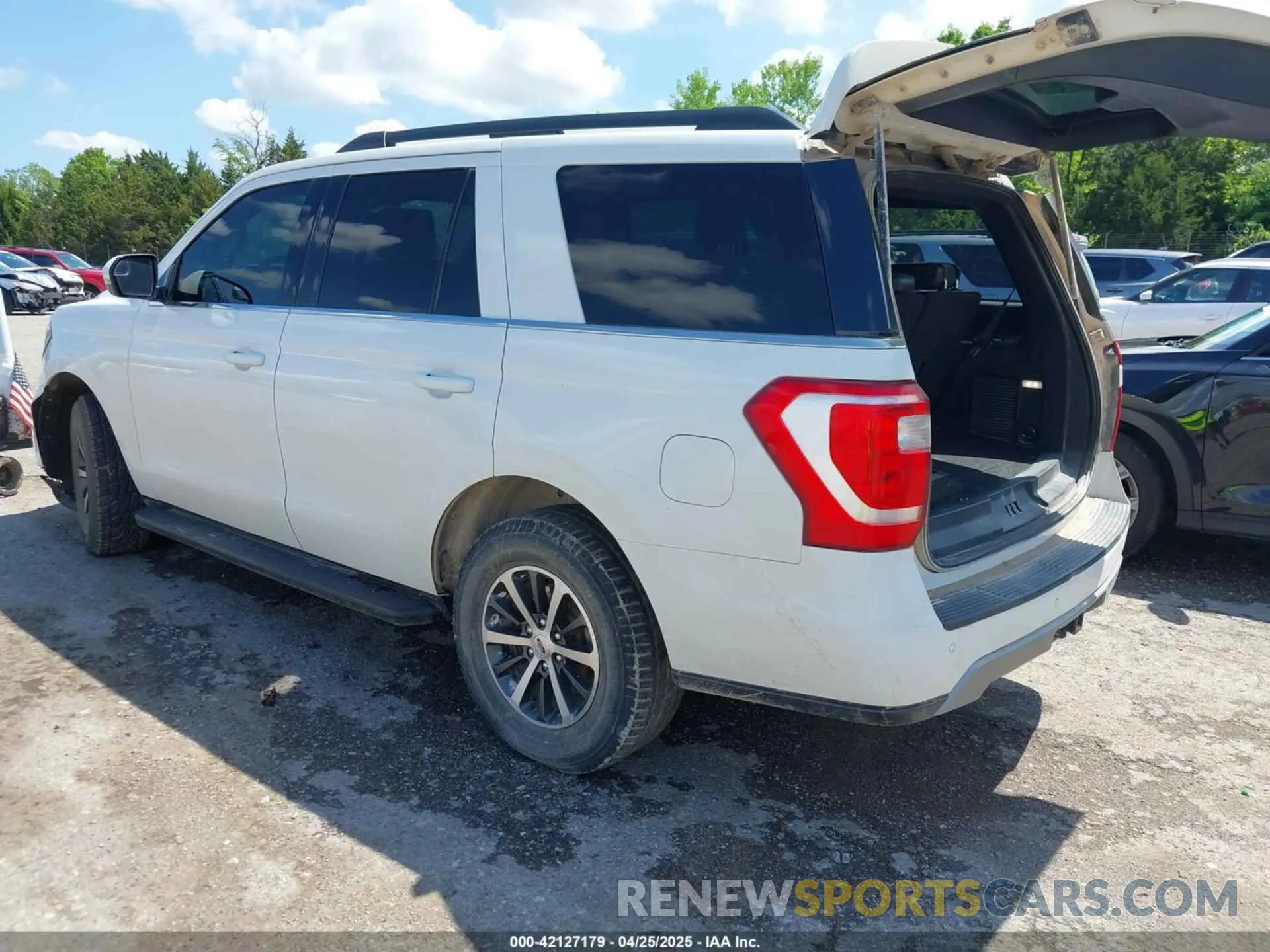3 Photograph of a damaged car 1FMJU1HT1KEA85882 FORD EXPEDITION 2019