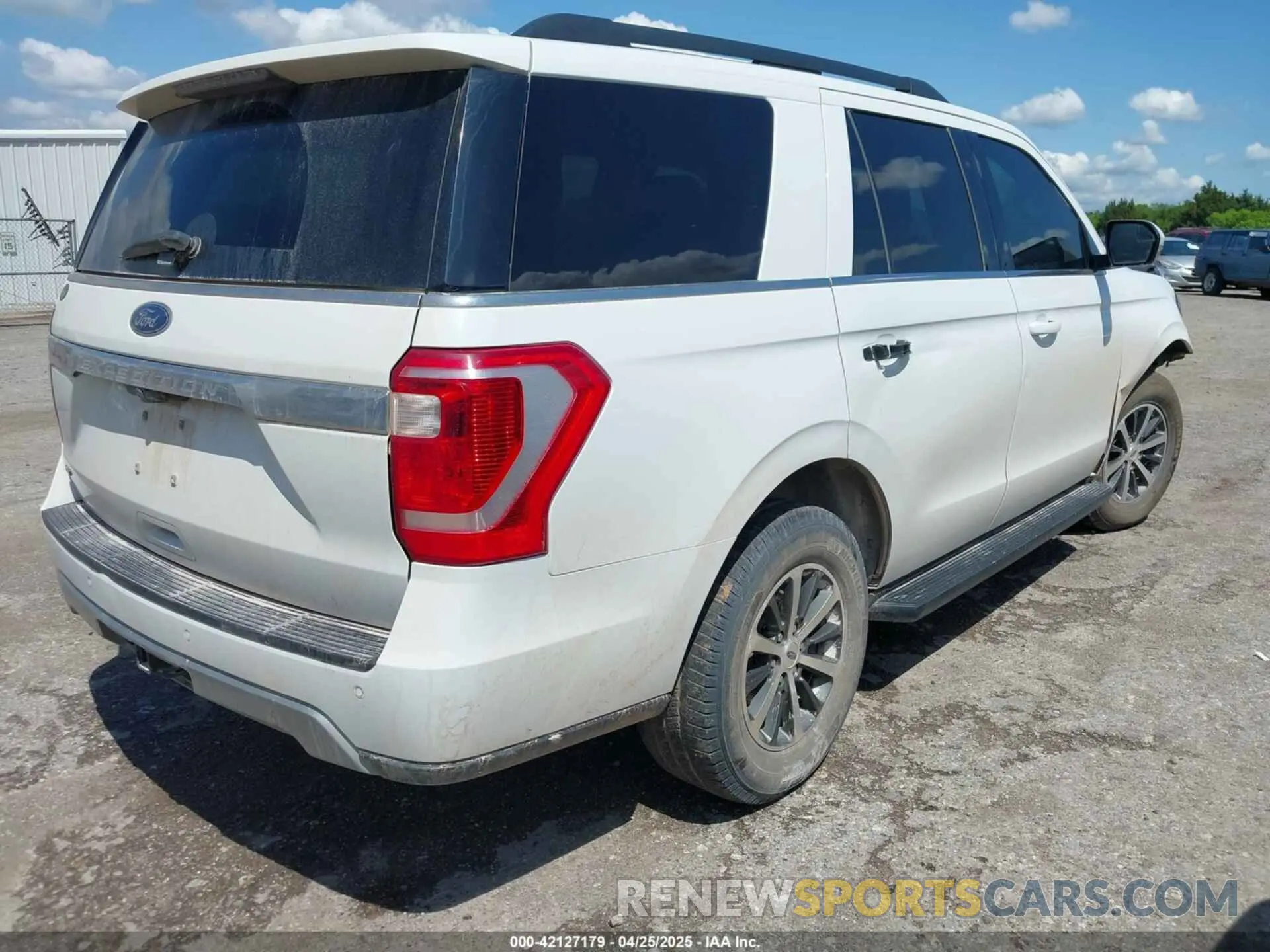 4 Photograph of a damaged car 1FMJU1HT1KEA85882 FORD EXPEDITION 2019