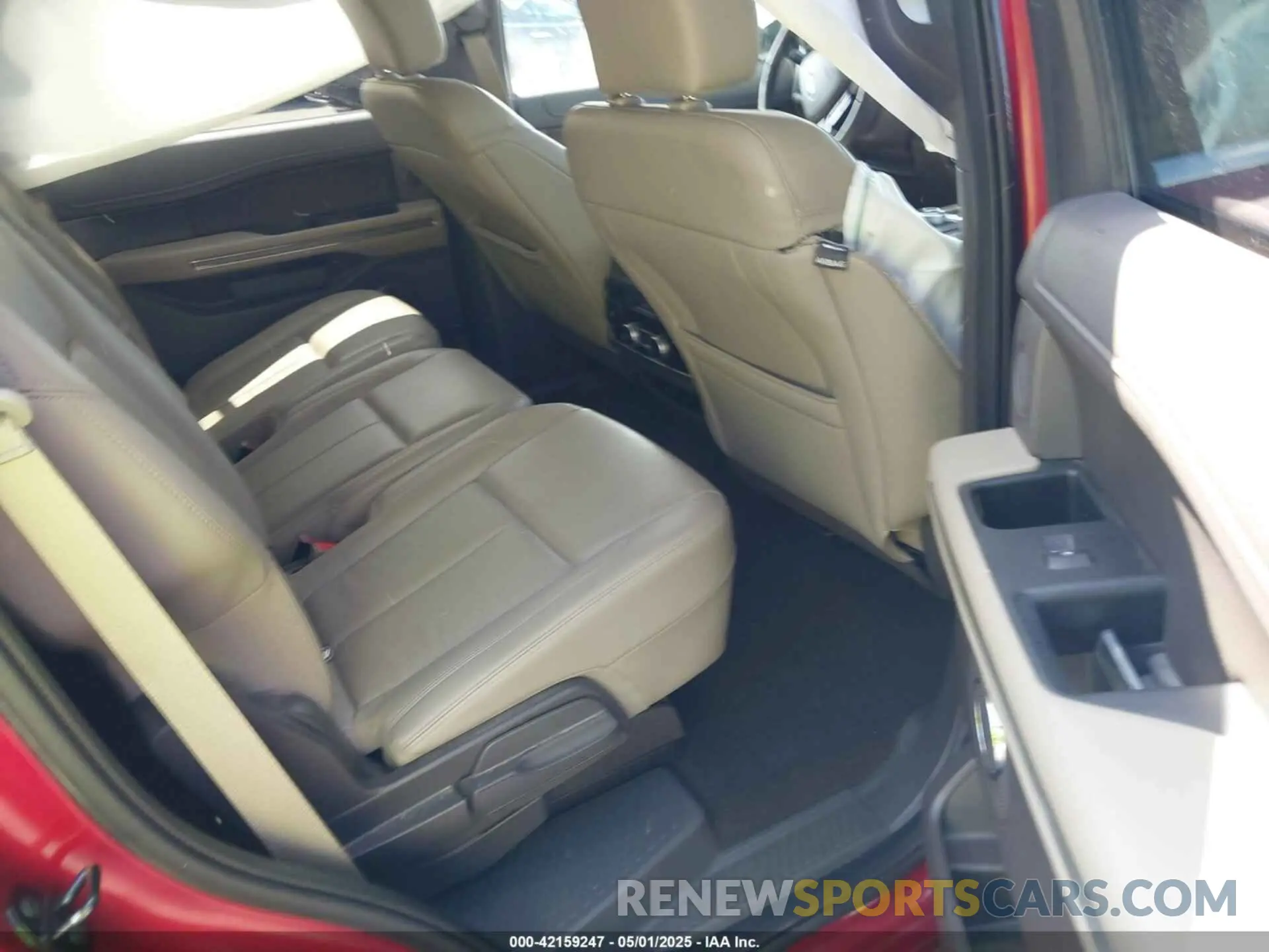 8 Photograph of a damaged car 1FMJU1HT5KEA71256 FORD EXPEDITION 2019