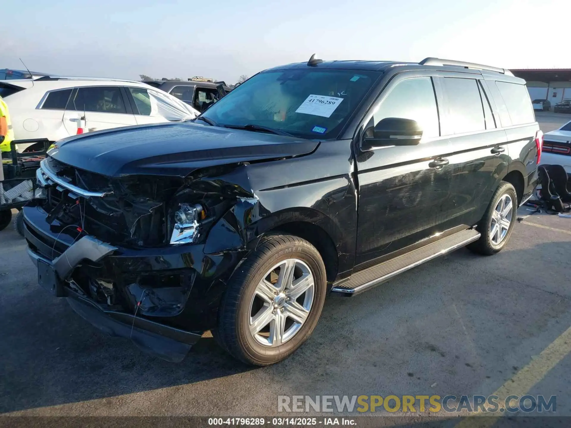 2 Photograph of a damaged car 1FMJU1HT5KEA82614 FORD EXPEDITION 2019