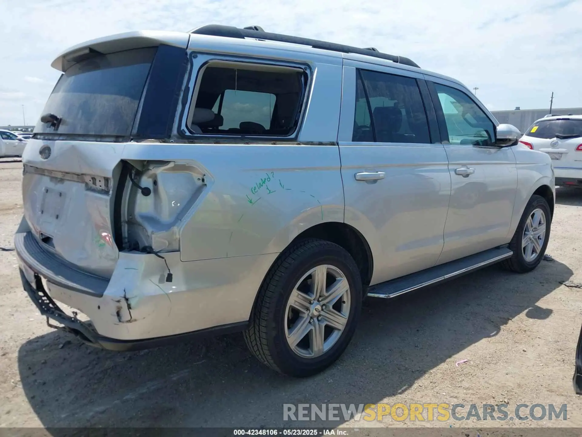 4 Photograph of a damaged car 1FMJU1HTXKEA16110 FORD EXPEDITION 2019