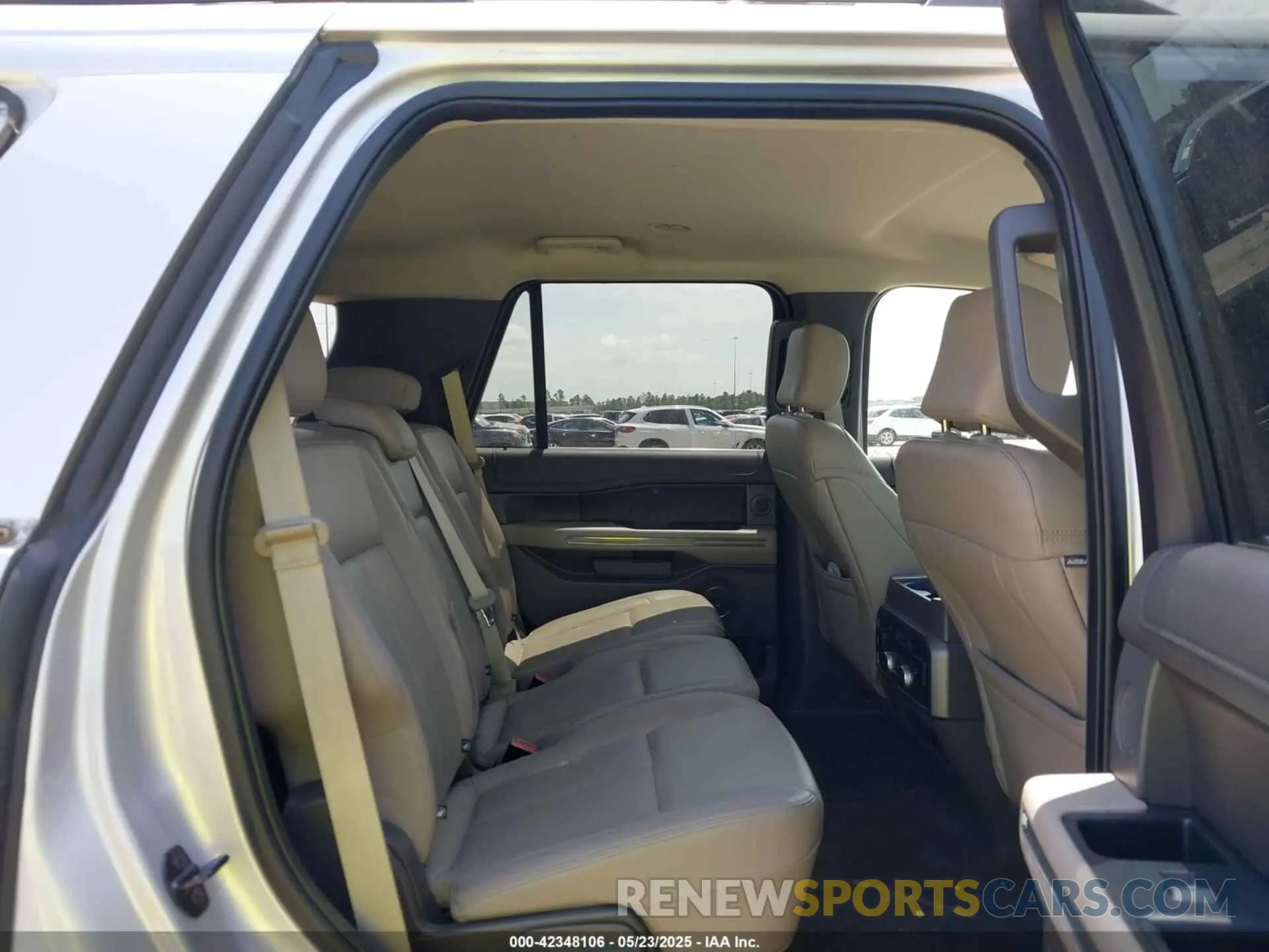 8 Photograph of a damaged car 1FMJU1HTXKEA16110 FORD EXPEDITION 2019