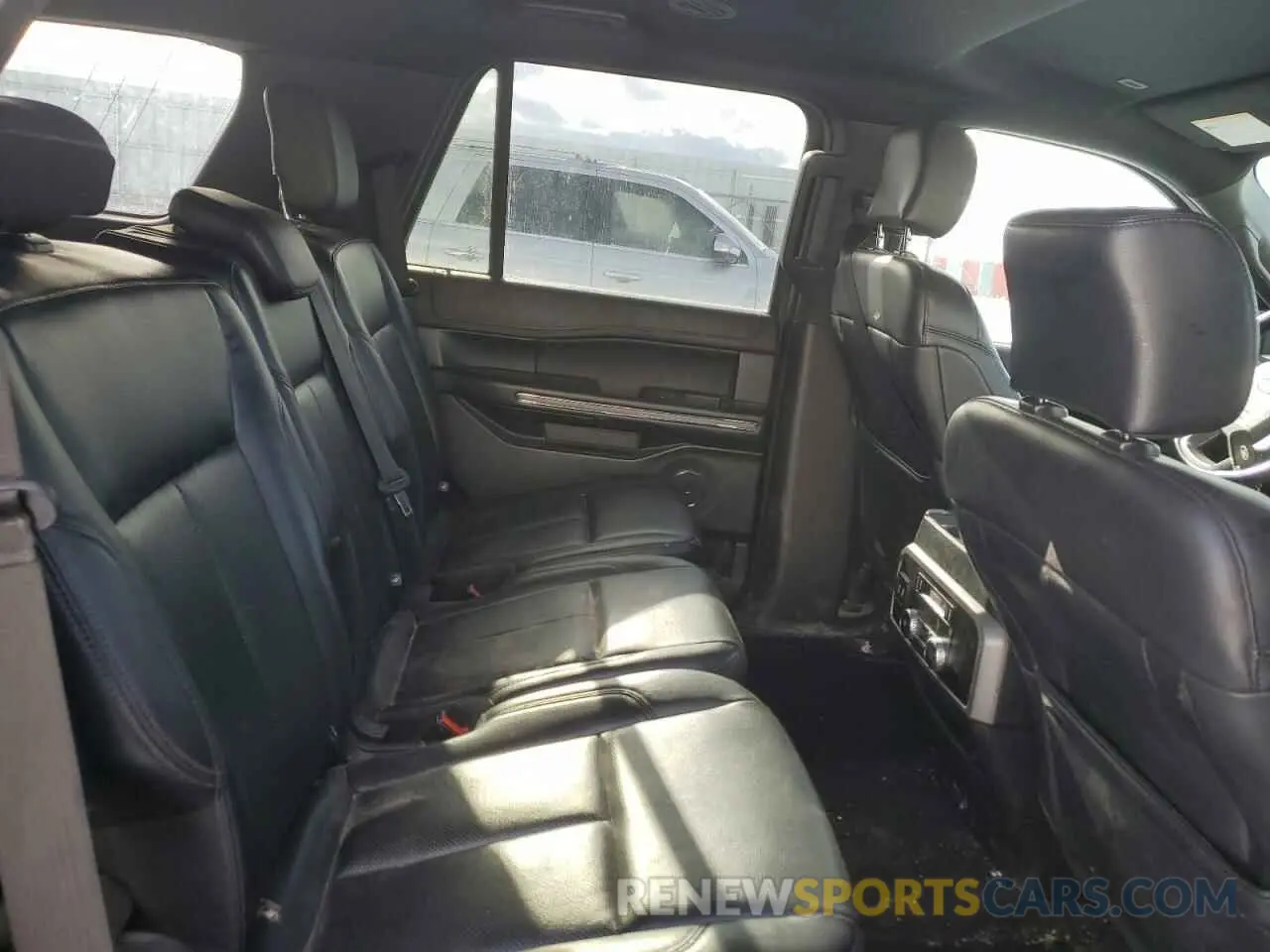 11 Photograph of a damaged car 1FMJU1JT0KEA36425 FORD EXPEDITION 2019