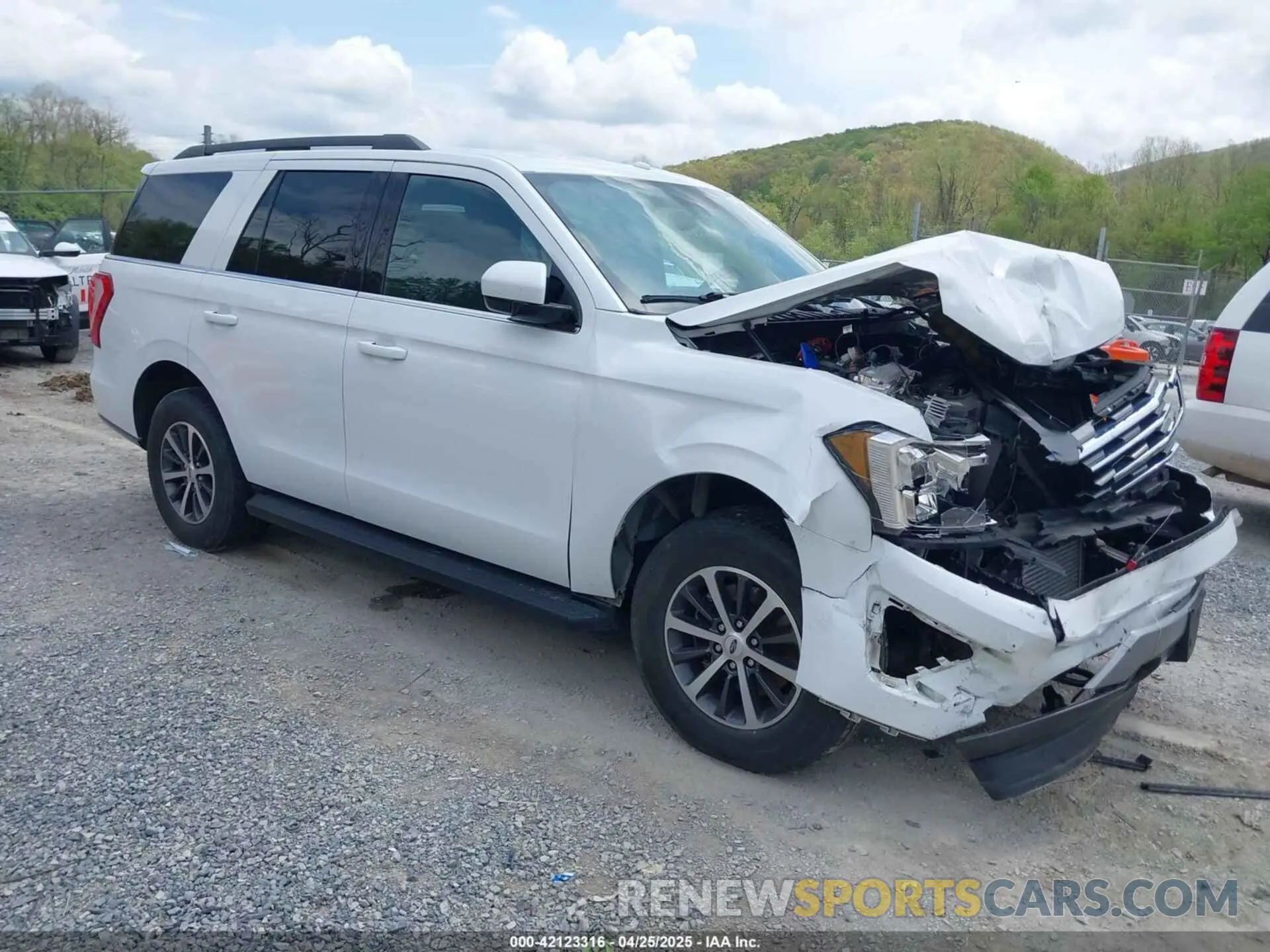 1 Photograph of a damaged car 1FMJU1JT0KEA72504 FORD EXPEDITION 2019