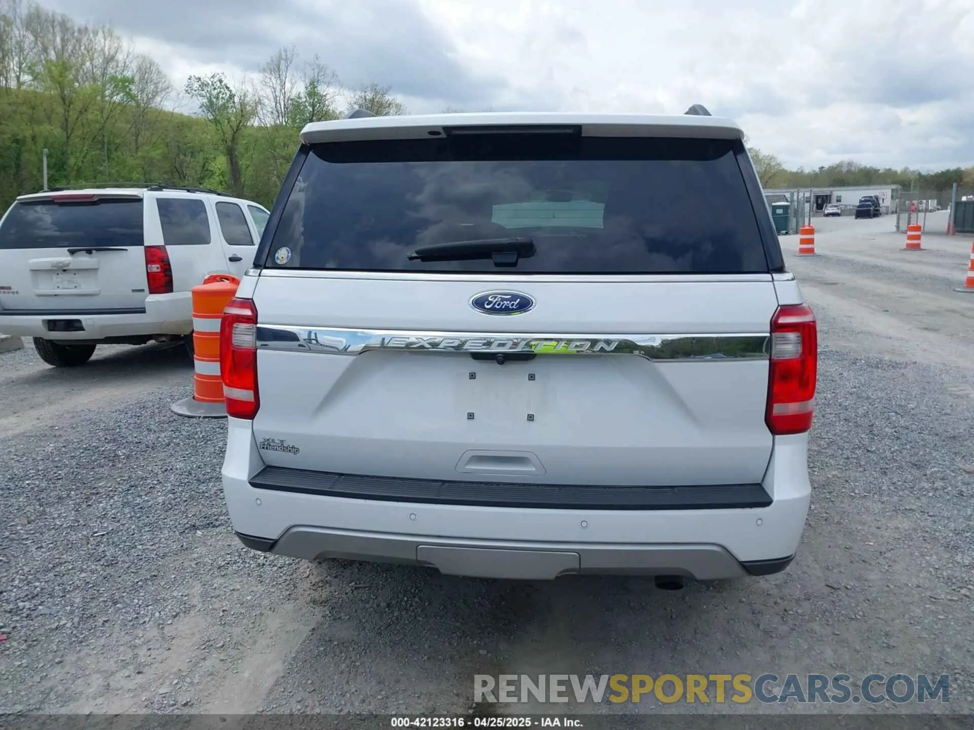 16 Photograph of a damaged car 1FMJU1JT0KEA72504 FORD EXPEDITION 2019